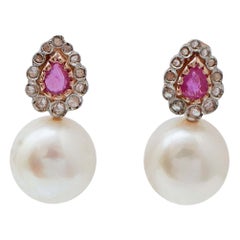 Pendientes de 12 mm de perlas, rubíes, diamantes, oro rosa y plata.
