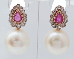 Pendientes de 12 mm de perlas, rubíes, diamantes, oro rosa y plata.