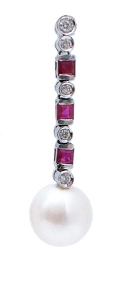 Boucles d'oreilles en or blanc avec perles de 12 mm, rubis et diamants.