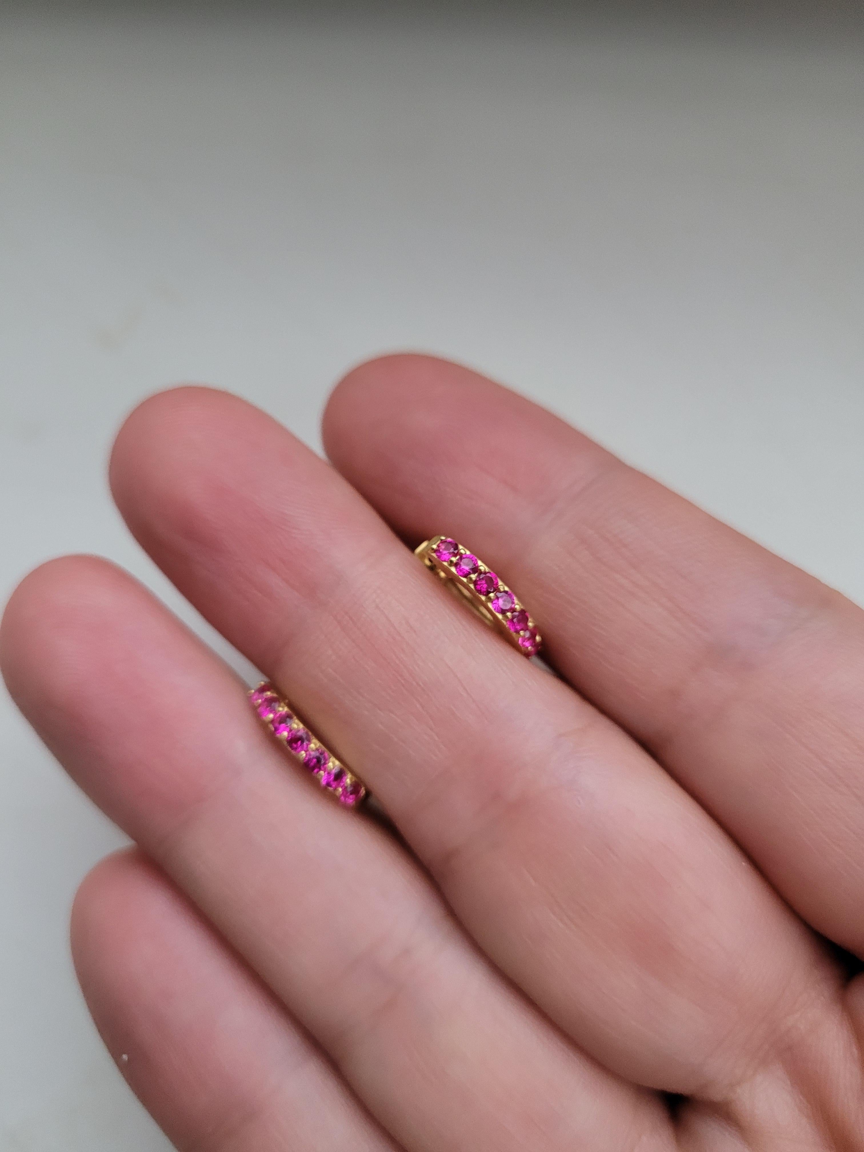 Orecchini a cerchio con rubini in argento 925.

Metallo: argento 925
Dimensioni dell'orecchino:
Il diametro interno degli orecchini: 10MM
Il diametro esterno degli orecchini: 12MM
Peso: 2,2. g.

Pietre preziose:
Rubino: 14 pezzi, taglio rotondo,