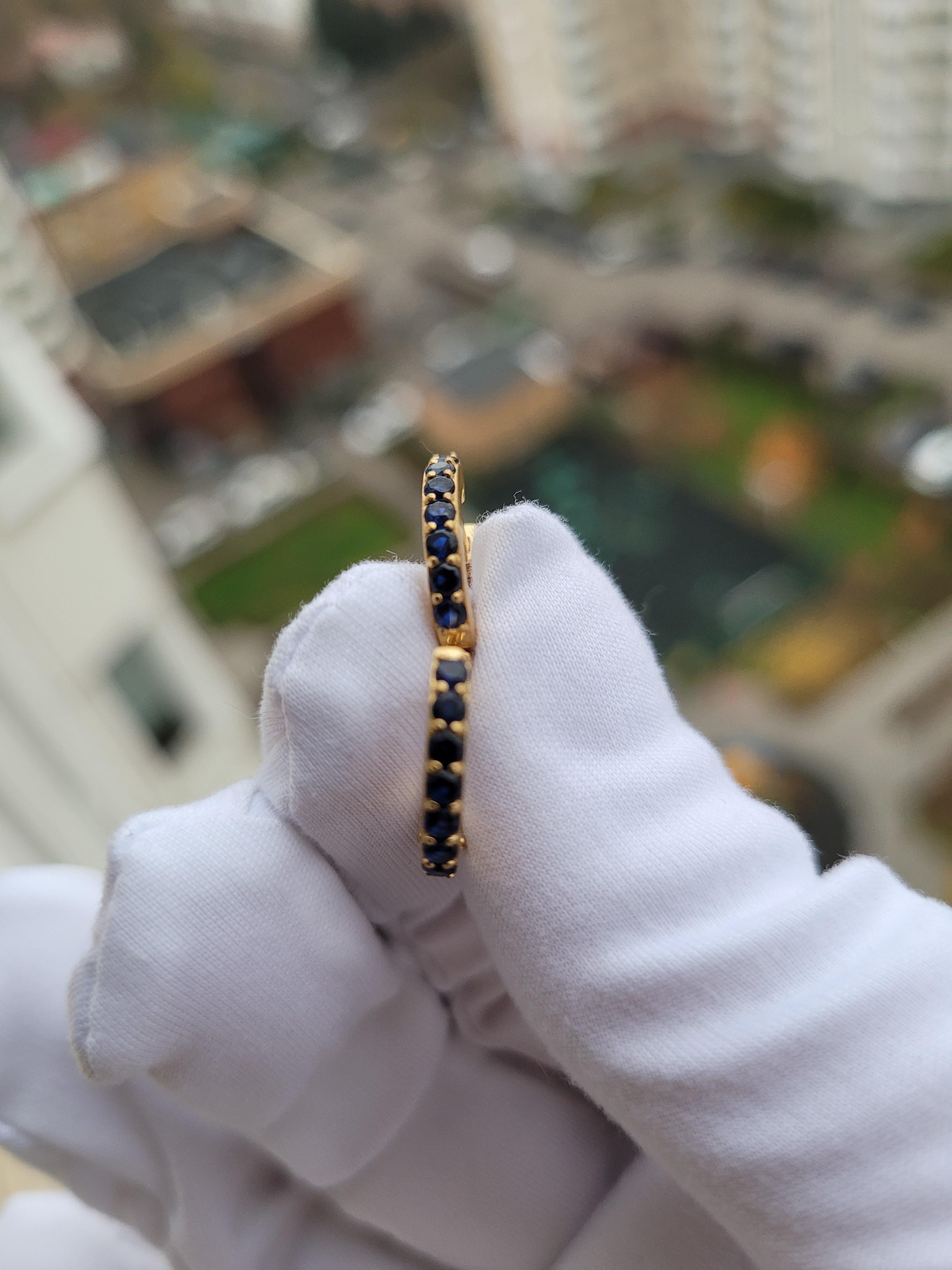 Orecchini a cerchio con zaffiri. 

Metallo: argento 925
Dimensioni dell'orecchino:
Il diametro interno degli orecchini: 10MM
Il diametro esterno degli orecchini: 12MM
Peso: 2,2. g.

Pietre preziose:
Zaffiri: 14 pezzi, taglio rotondo, blu  colore,