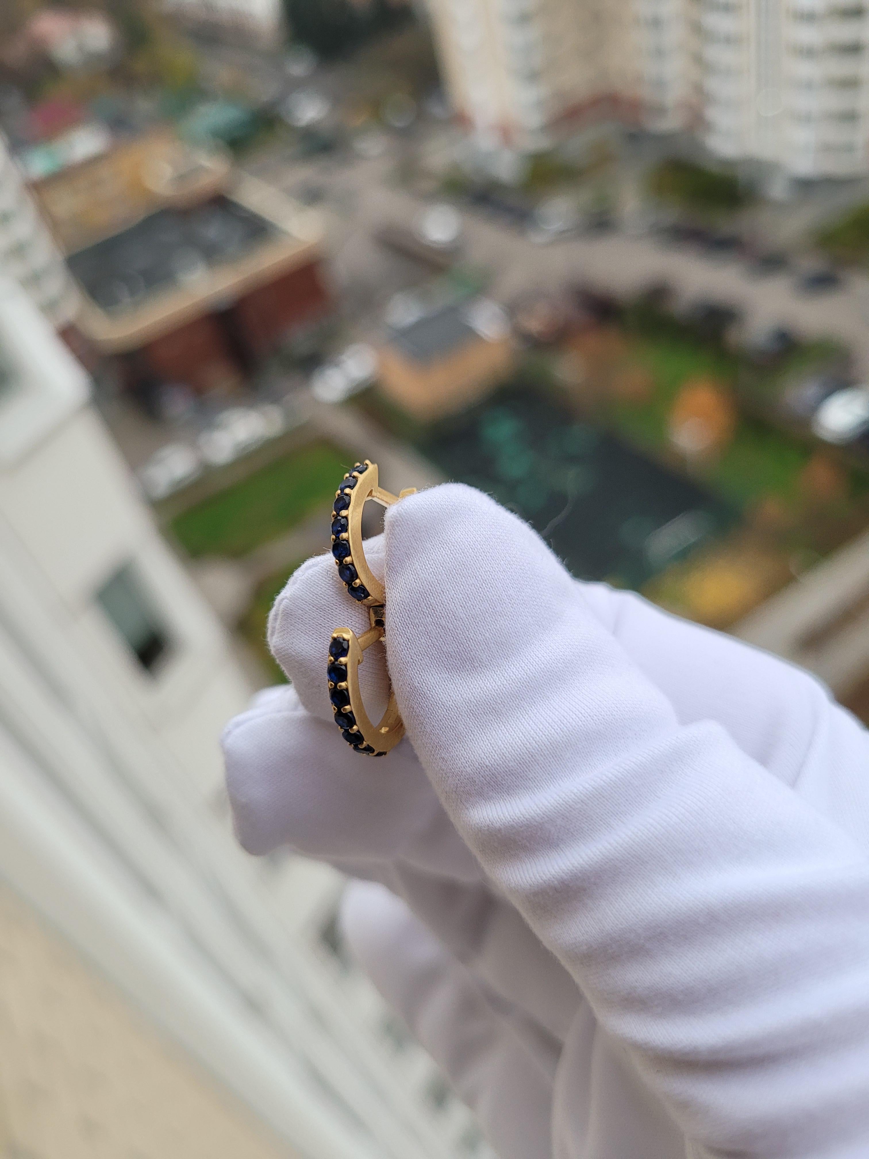 Moderno Orecchini a lobo con zaffiro 12 MM in vendita