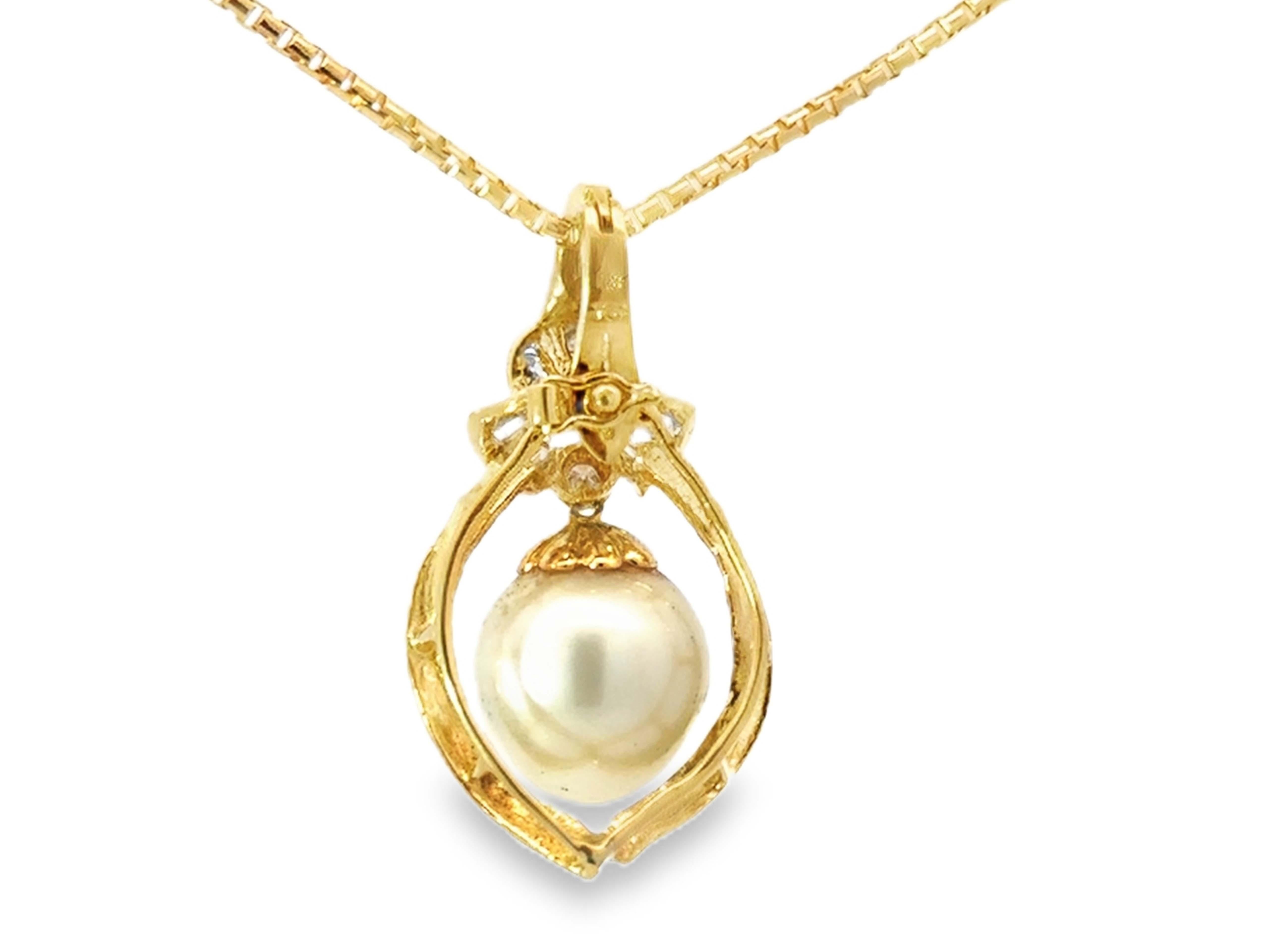 12 Mm White Pearl Baguette, Brilliant Diamond Pendant Necklace 18k Yellow Gold For Sale 1