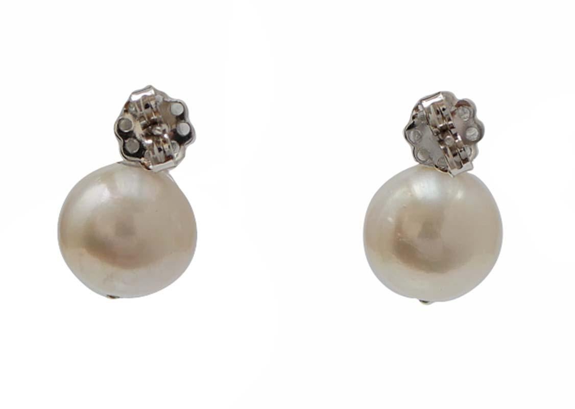 Pendientes de perlas blancas de 12 mm, esmeraldas, diamantes y oro blanco de 14 quilates. Retro