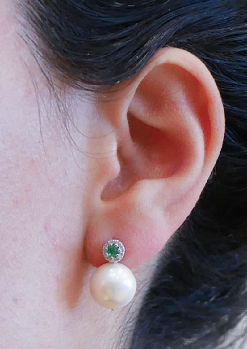 Pendientes de perlas blancas de 12 mm, esmeraldas, diamantes y oro blanco de 14 quilates. en Bueno Estado en Marcianise, Marcianise (CE)