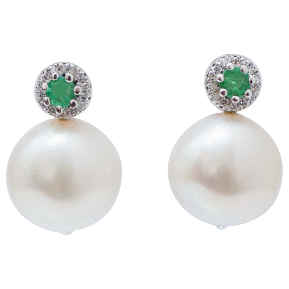 Pendientes de perlas blancas de 12 mm, esmeraldas, diamantes y oro blanco de 14 quilates.