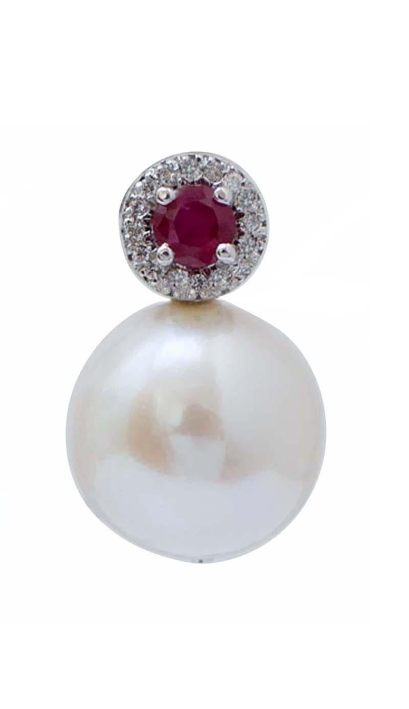 Fantastic earrings in 14 kt white gold structure mounted with a ruby surrounded by diamonds and, as pendant, a pearl.
These earrings were totally handmade by Italian master goldsmiths and they are in perfect conditions.
Diamonds 0.15 ct
Rubies 0.75