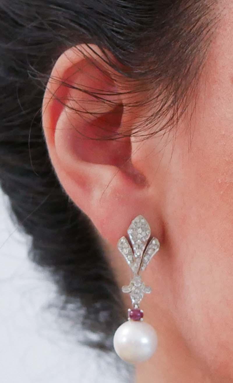 12 Mm White Pearls, Rubies, Diamonds, 14 Karat White Gold Earrings. In Good Condition In Marcianise, Marcianise (CE)