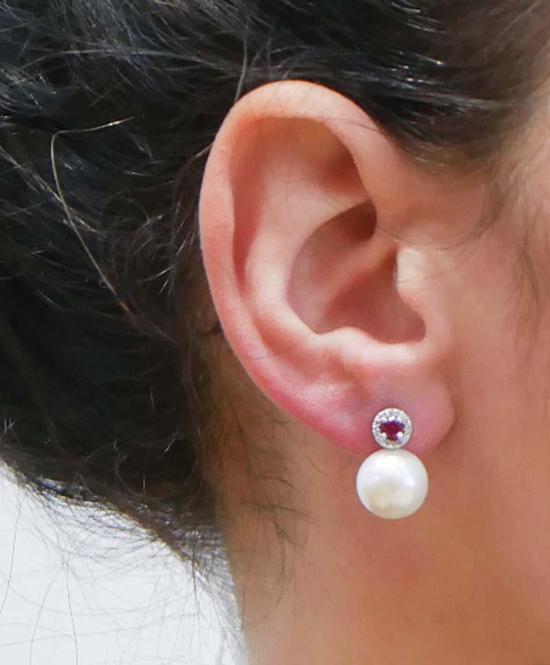 12 Mm White Pearls, Rubies, Diamonds, 14 Karat White Gold Earrings. In Good Condition For Sale In Marcianise, Marcianise (CE)
