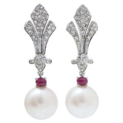 12 m Weiße Perlen, Rubine, Diamanten, 14 Karat Weißgold Ohrringe.