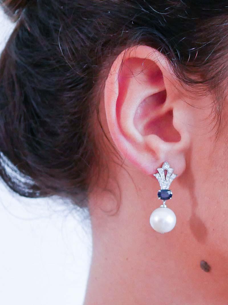 12 mm weiße Perlen, Saphire, Diamanten, Ohrringe aus 14 Karat Weißgold. im Zustand „Neu“ im Angebot in Marcianise, Marcianise (CE)