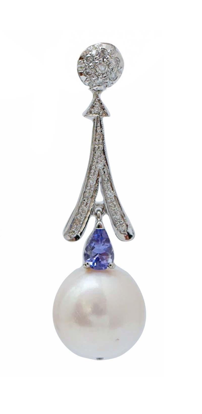 Fantastici orecchini con struttura in platino montati con diamanti per tutta la lunghezza; al centro, una tanzanite e, come pendente, una perla.
Questi orecchini sono stati realizzati totalmente a mano da maestri orafi italiani e sono in perfette