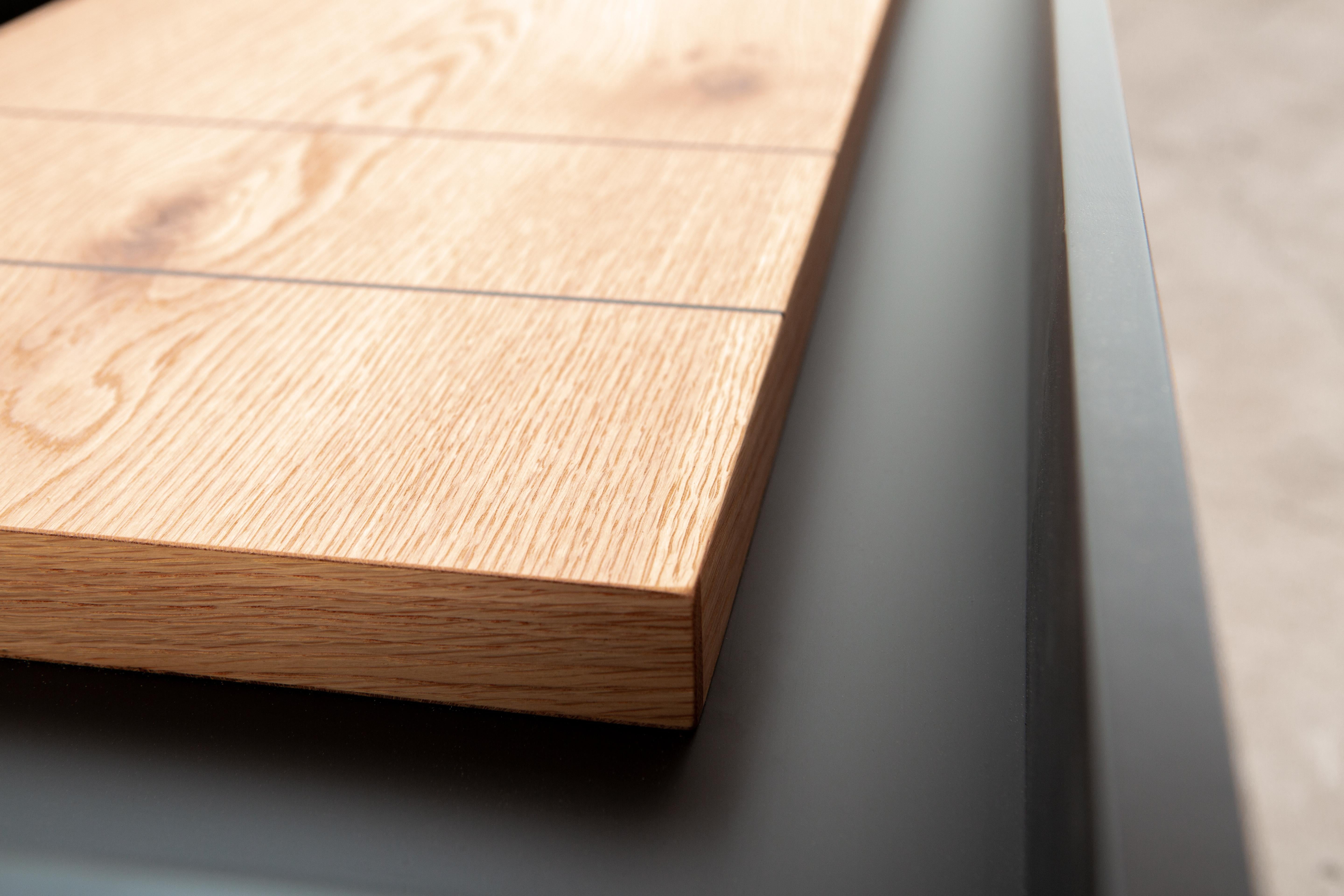 Table Shuffleboard moderne « The Break » de 12 pouces avec surface de jeu en chêne et cadre métallique en vente 6