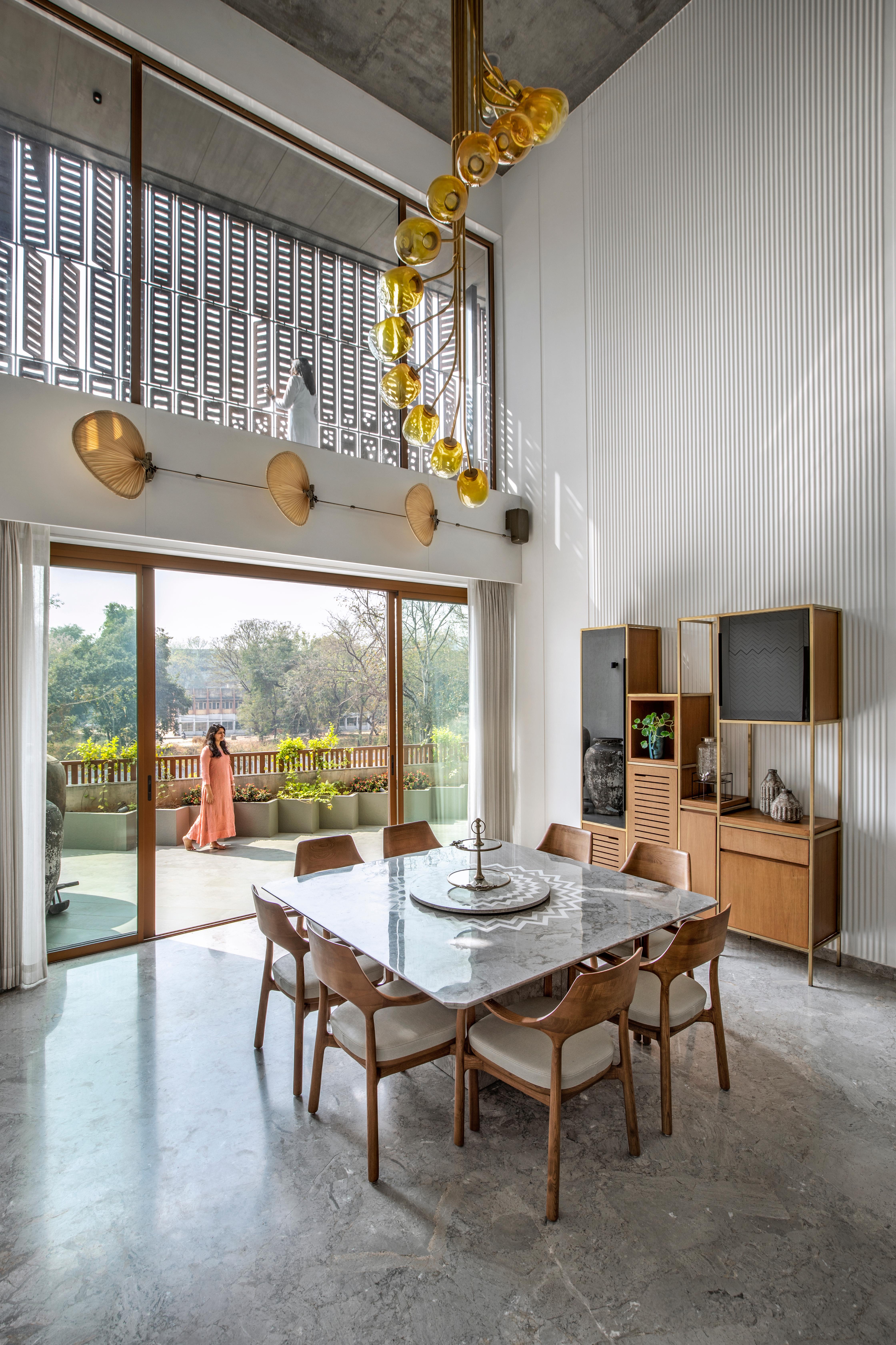 Lampadario a 12 moduli a spirale con ottone e vetro soffiato a mano In condizioni Nuovo in vendita a Mumbai, Maharashtra