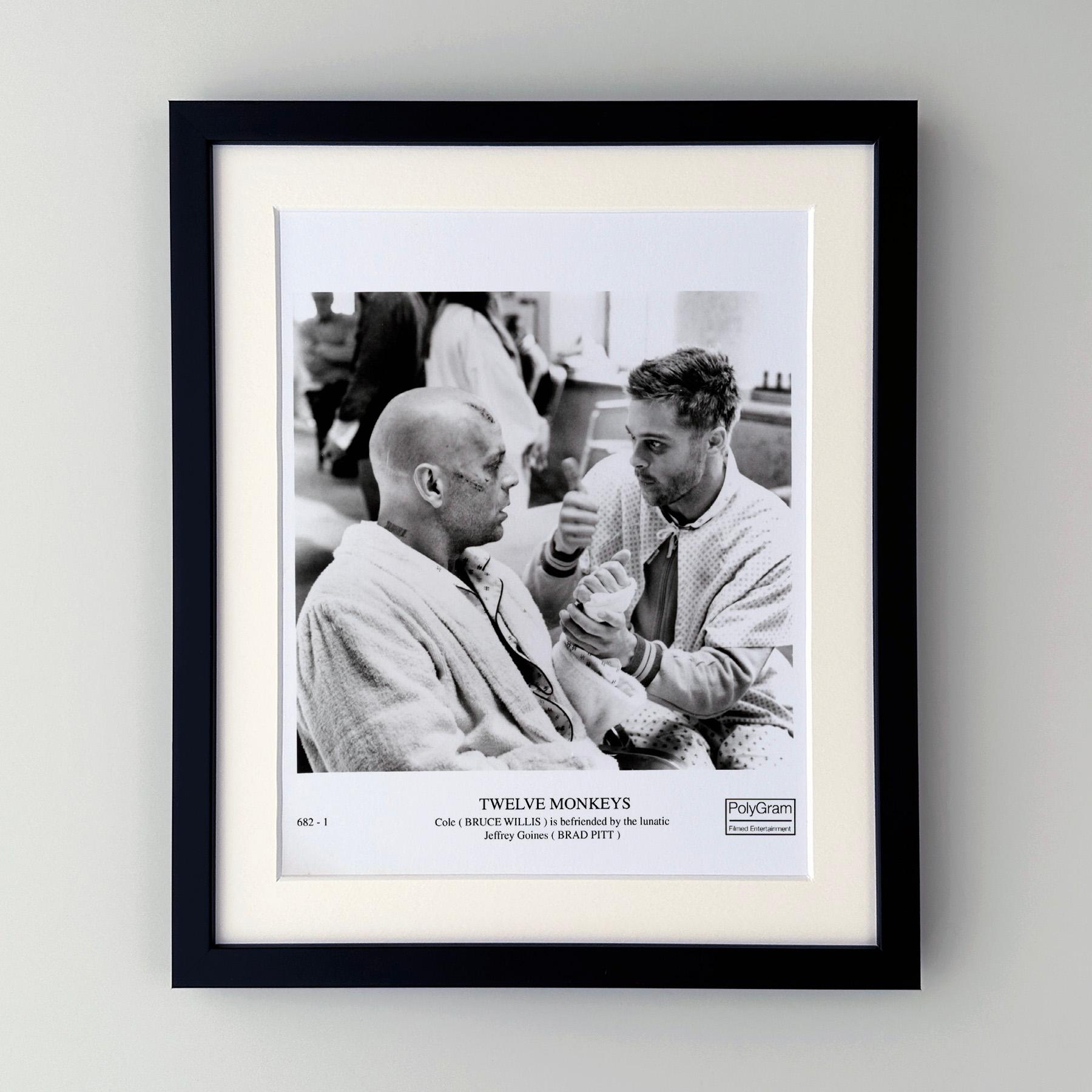 Original 8x10 Zoll Publicity Film Still für Terry Gilliams Twelve Monkeys (1995) mit Bruce Willis und Brad Pitt in den Hauptrollen.

Werbefotos (Film/Produktion) wurden erstellt, um die Studios bei der Werbung für ihre neuen Filme zu unterstützen.