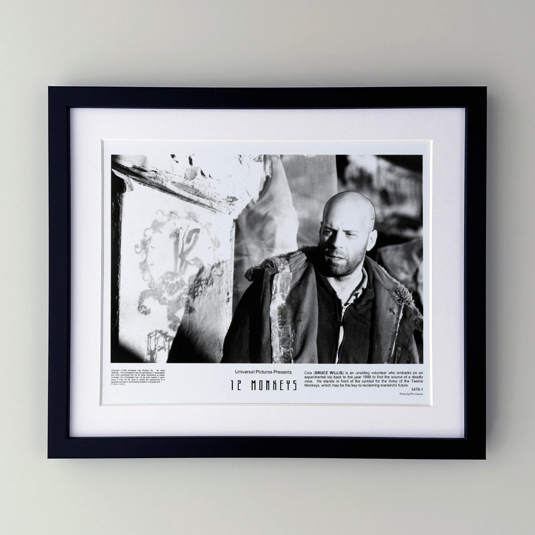 Original 8x10 Zoll Publicity Film Still für 12 Monkeys (1995) mit Bruce Willis, Brad Pitt und Madeleine Stowe in den Hauptrollen und unter der Regie von Terry Gilliam.

Werbefotos (Film/Produktion) wurden erstellt, um die Studios bei der Werbung für