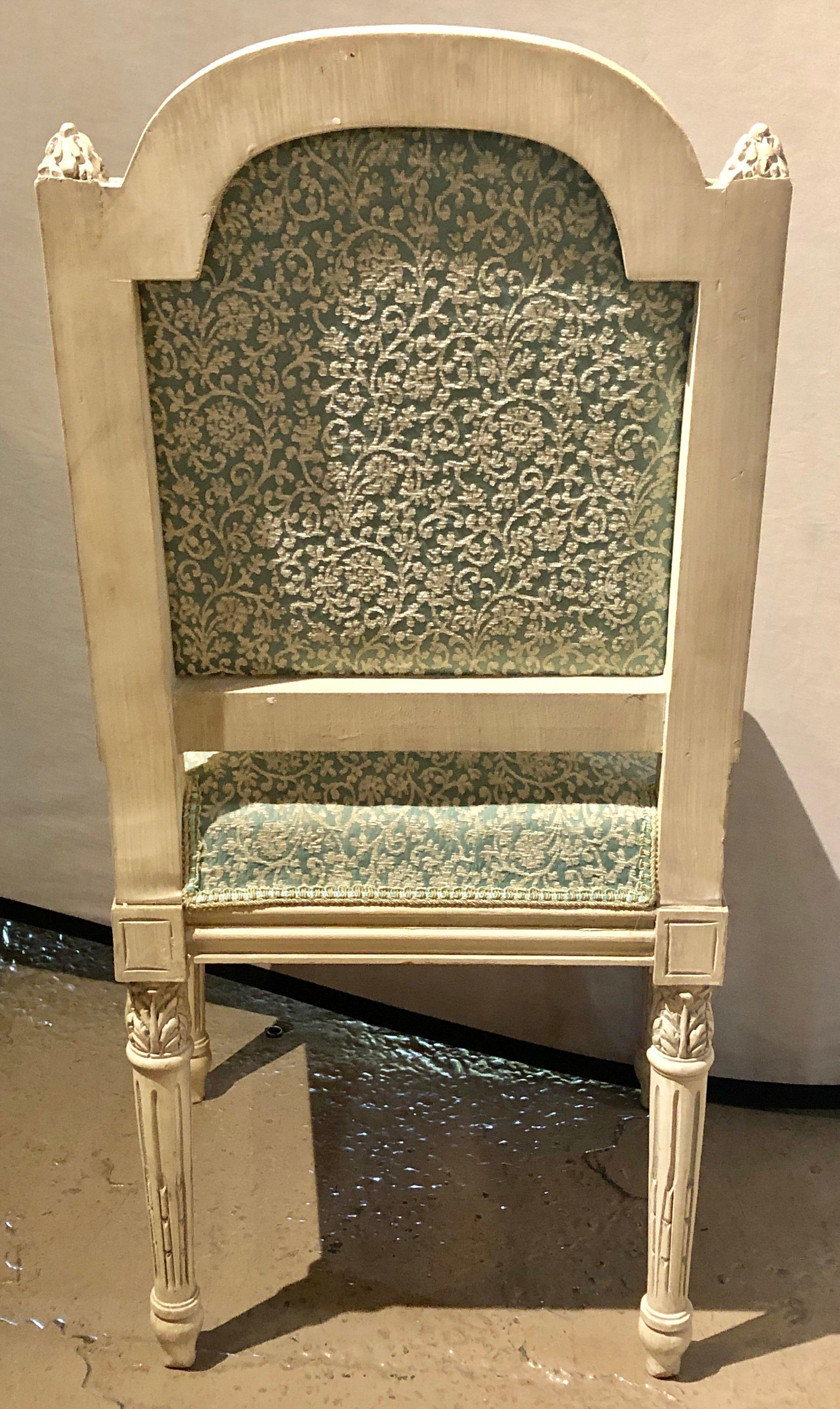 Satz von zehn lackierten Ess-/Beistellstühlen im Louis-XVI.-Stil, fein geschnitzt im Angebot 5