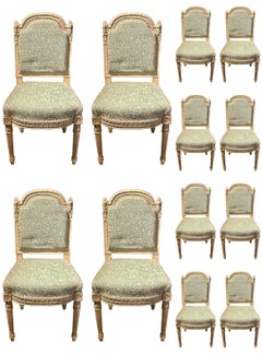 Set di dieci sedie da pranzo e laterali in stile Luigi XVI decorate a vernice, finemente intagliate