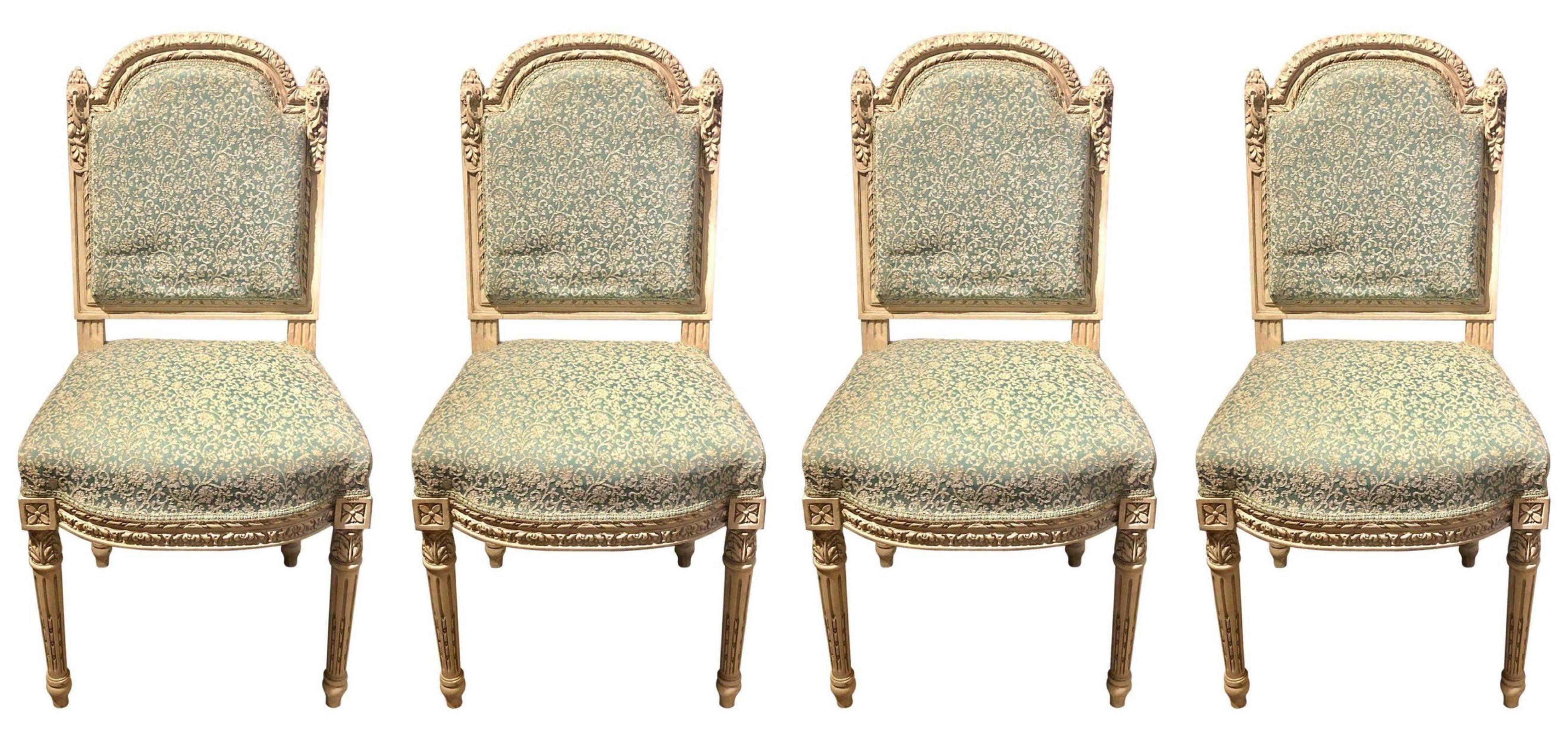 Satz von zehn lackierten Ess-/Beistellstühlen im Louis-XVI.-Stil, fein geschnitzt (Louis XVI.) im Angebot