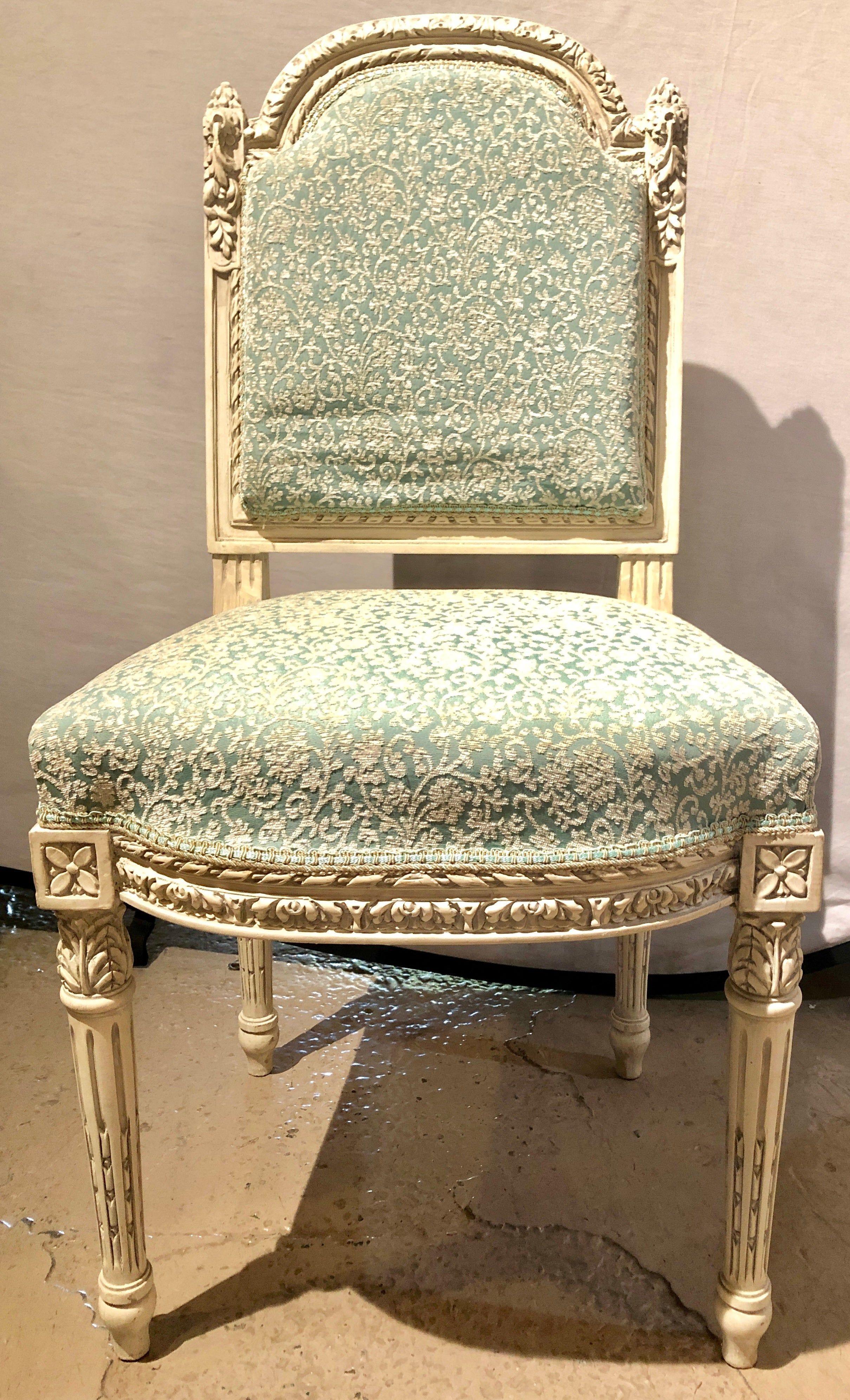Satz von zehn lackierten Ess-/Beistellstühlen im Louis-XVI.-Stil, fein geschnitzt im Angebot 2