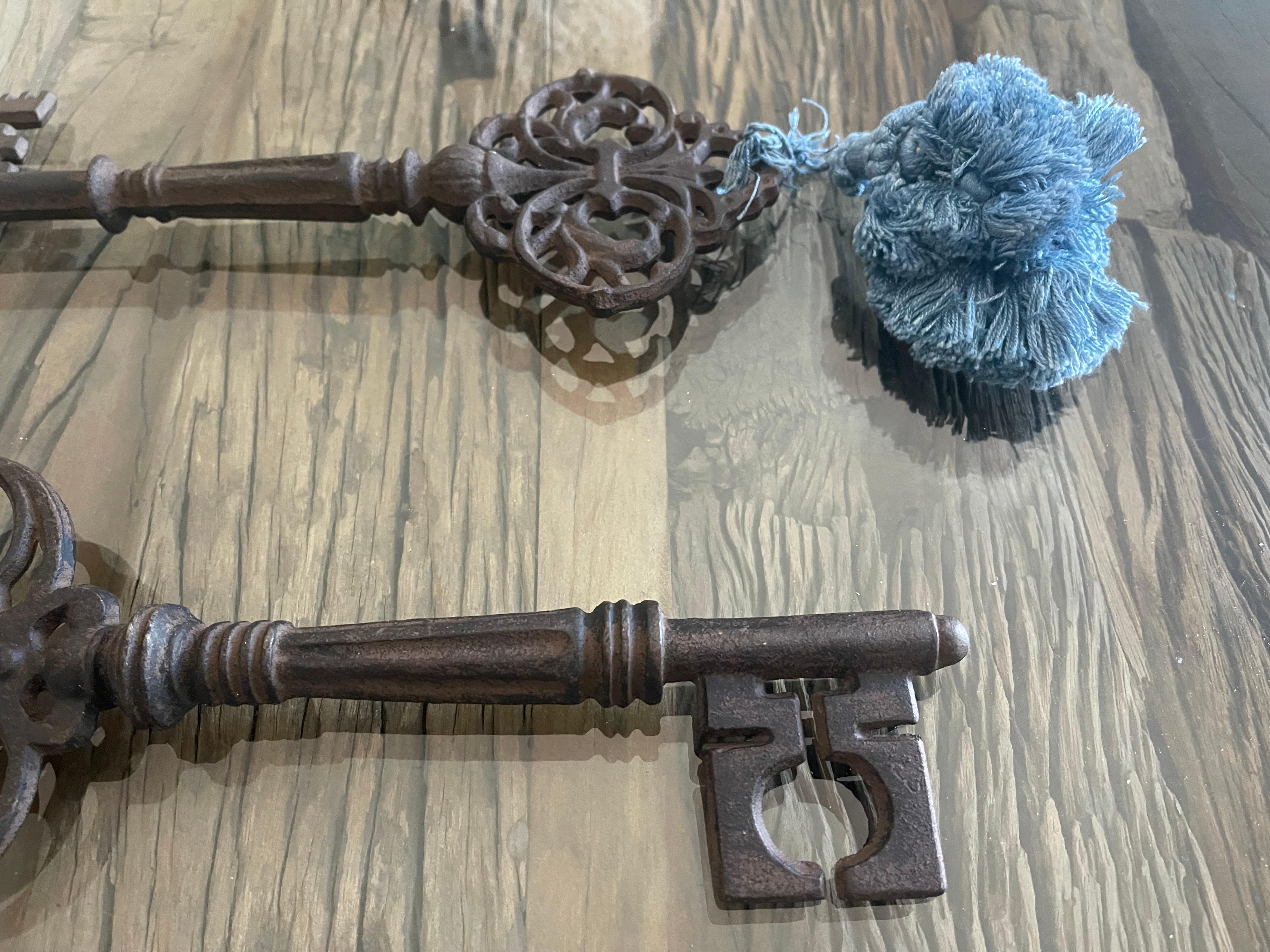 12” Pair of Cast Iron Baroque Style Keys with Tassels In Good Condition For Sale In Boca Raton, FL