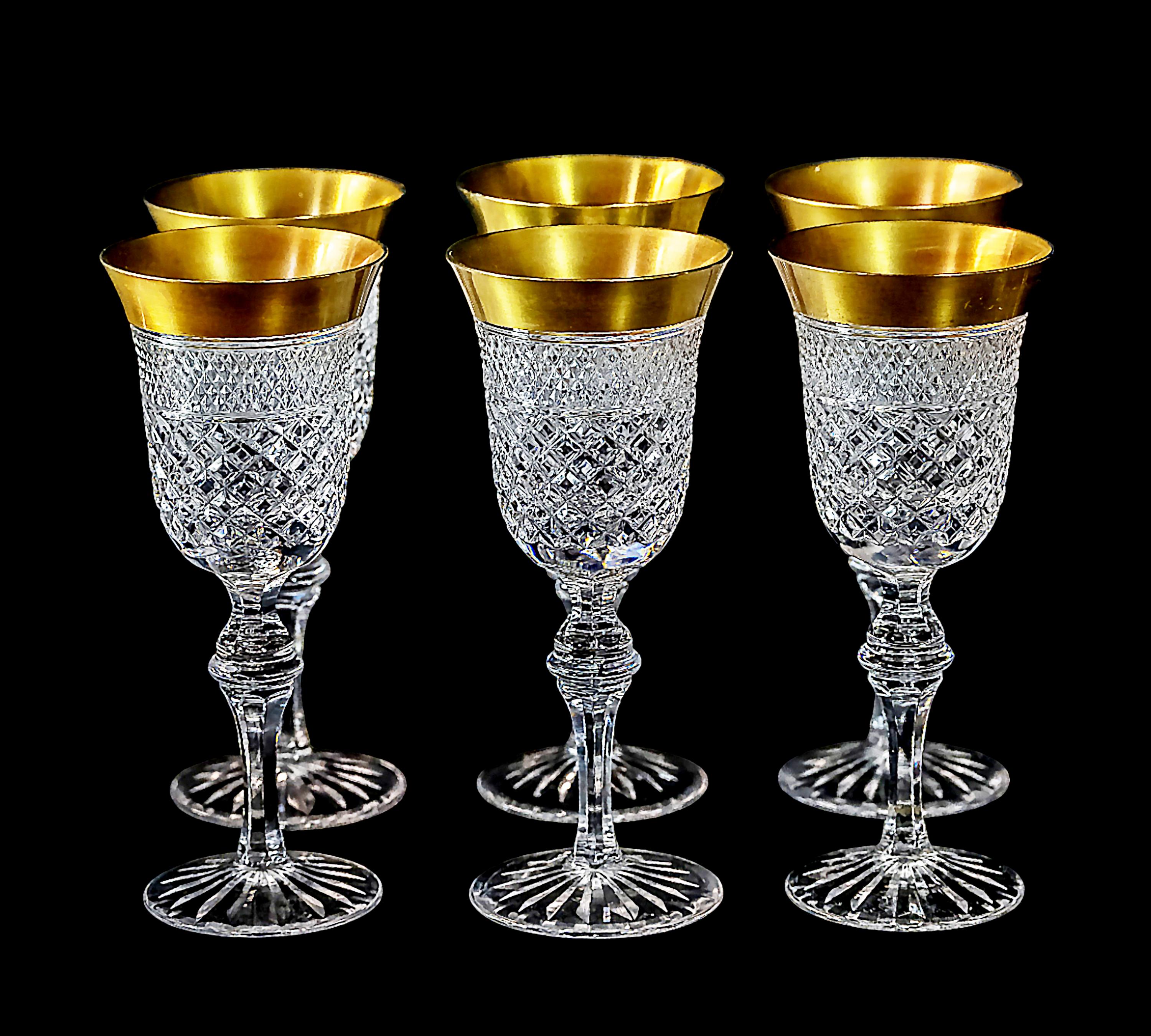 Set of 12 pcs. Klokotschnik Zwiesel gilt crystal white and red wine glasses.
Some pieces are marked with labels.
Measurements:
Red wine glass: H 18,5 x 8 cm.
White wine glass: H 17 x 7 cm.
Very good condition - like new.

