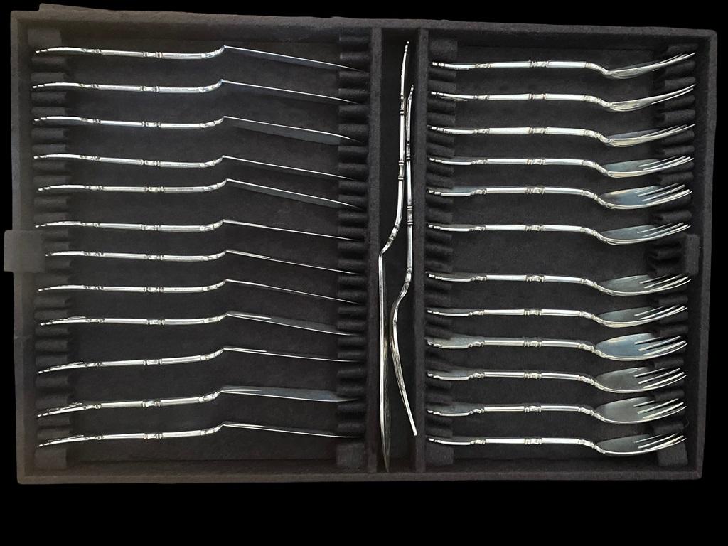 Robert The  Linzeller 950/1000 Tutto Argento  set di posate da pesce per 12 persone, Francia, 1900

Robert Linzeler (1872-1941) 
Grande famiglia di argentieri dal 1808 a Parigi.

Robert era il nipote di Eugène Linzeler, orafo e scultore. Nel 1897