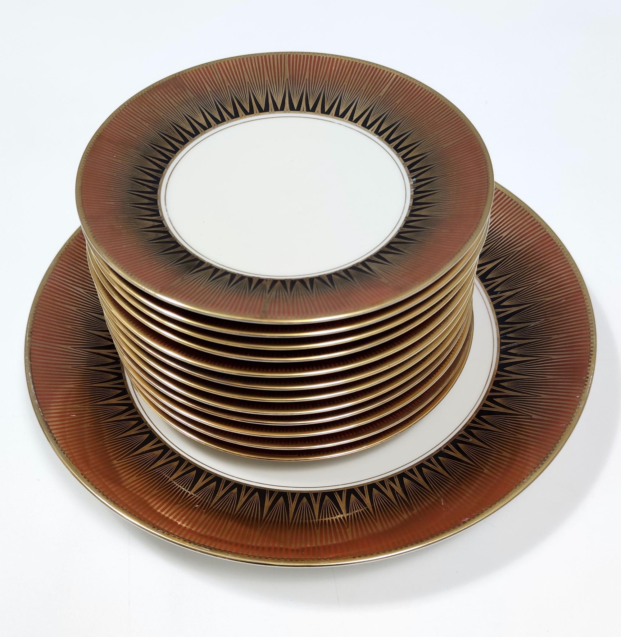 Vintage 12-Piece Dessert Plates and a Cake Plate by Johann Seltmann, Bavaria In Excellent Condition In Bresso, Lombardy