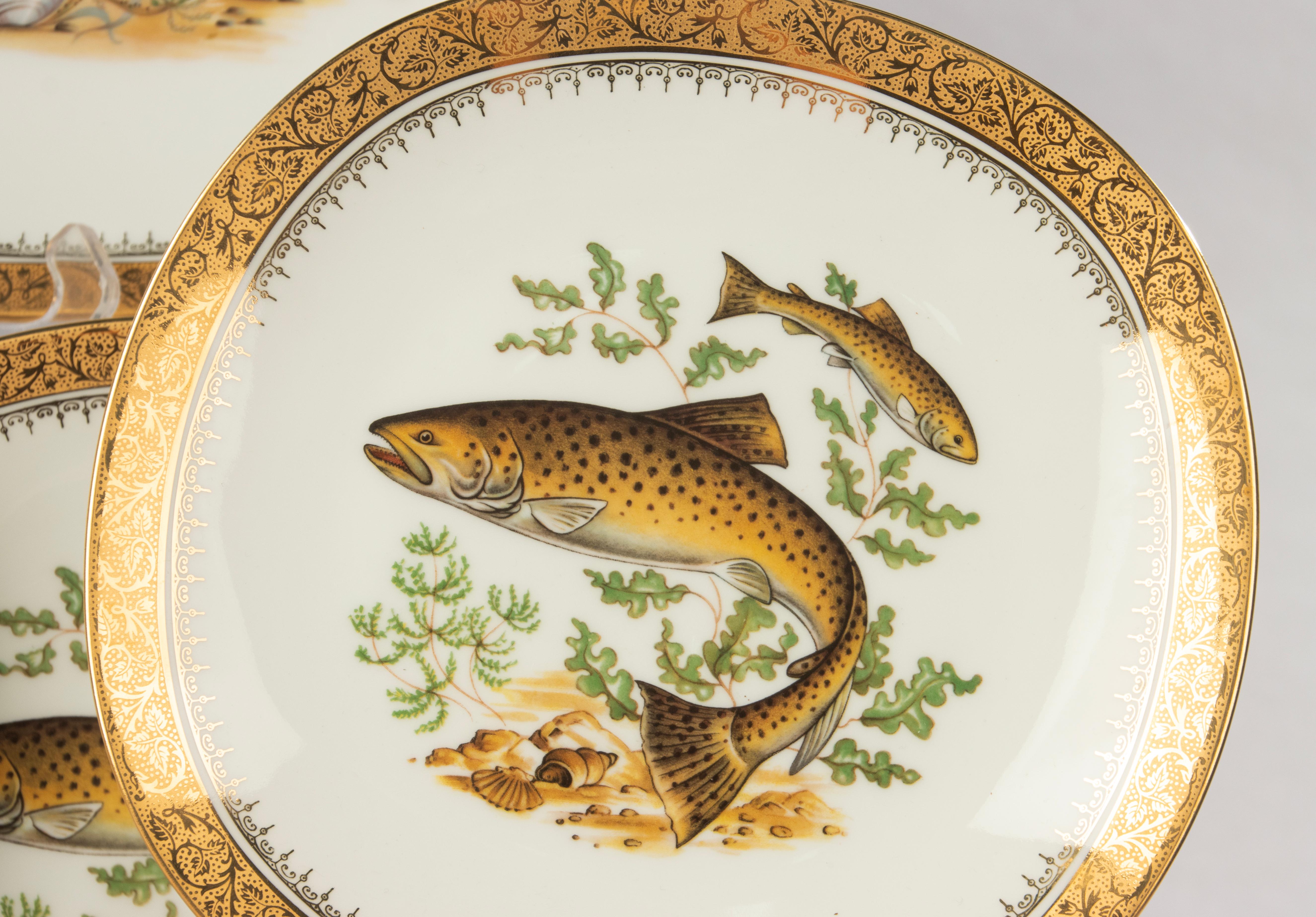 Service à poisson 12 pièces - Limoges - Porcelaine avec ornements dorés Bon état - En vente à Casteren, Noord-Brabant