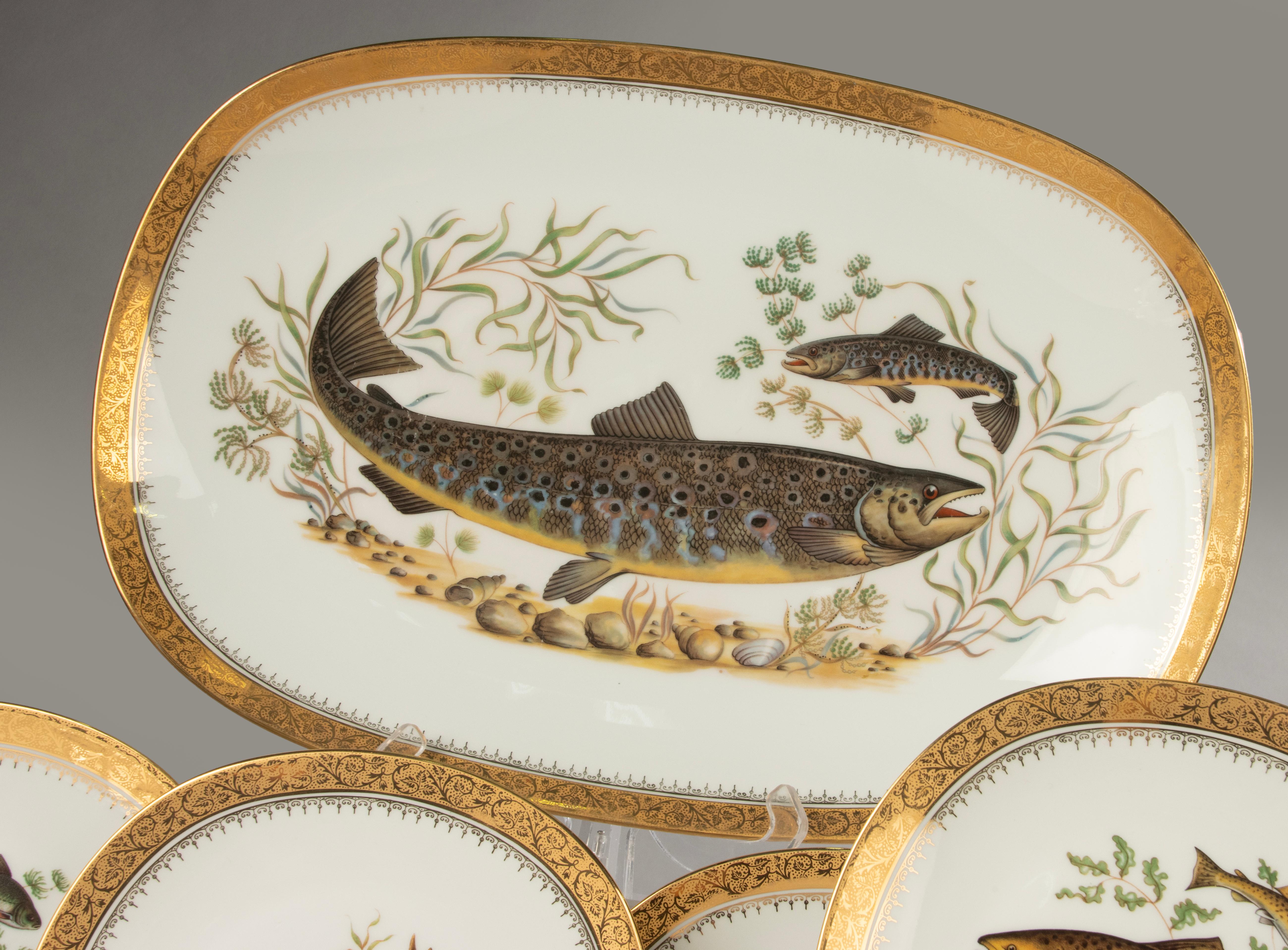 Milieu du XXe siècle Service à poisson 12 pièces - Limoges - Porcelaine avec ornements dorés en vente