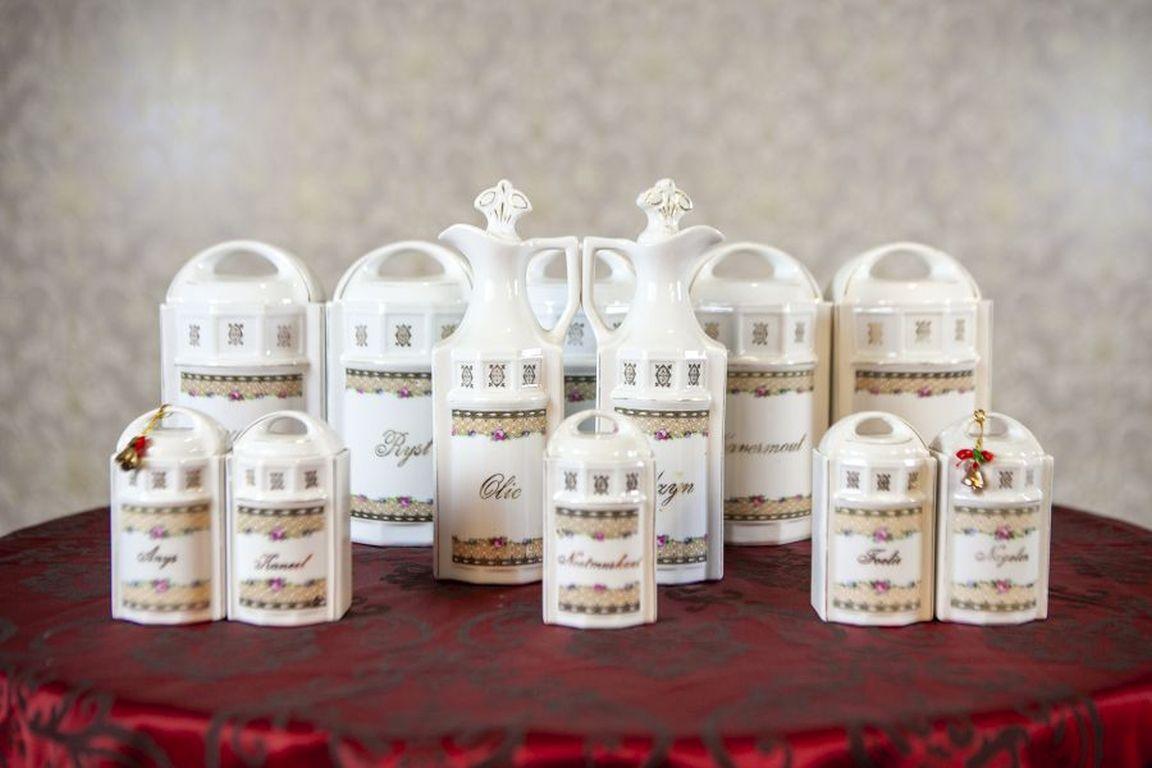 Juego de 12 piezas de cerámica de cocina de los años 60

Juego de doce recipientes decorativos de cerámica para café, té, especias, etc. En muy buen estado.