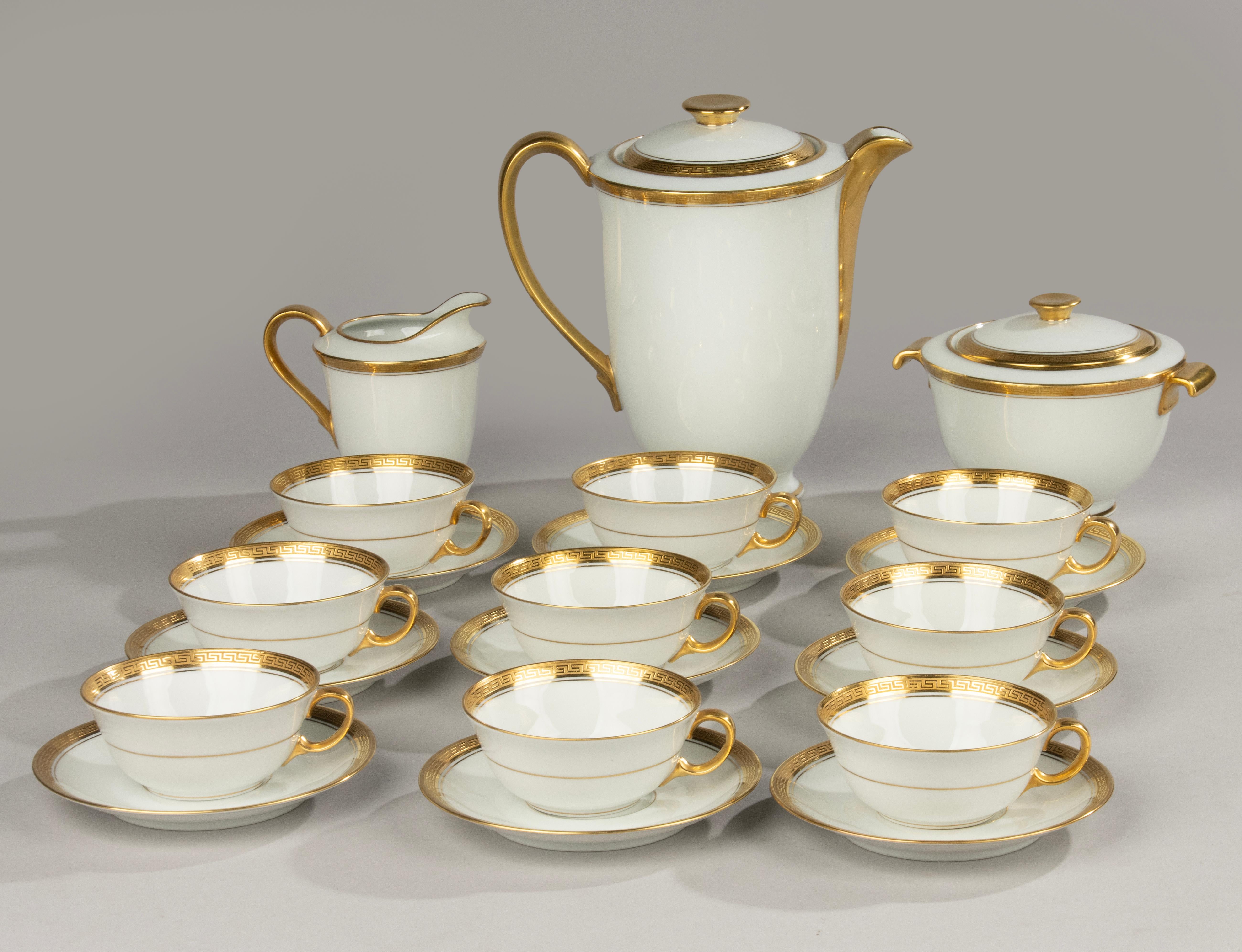 Ein schönes Teeservice aus Porzellan der französischen Marke Limoges. 
Klassisches Design, feines weißes Porzellan mit goldenen Verzierungen, Intarsien mit griechischem Motiv. 
- Teekanne 20 cm hoch
- Milchkännchen 11 cm hoch
- Zuckerdose mit Deckel