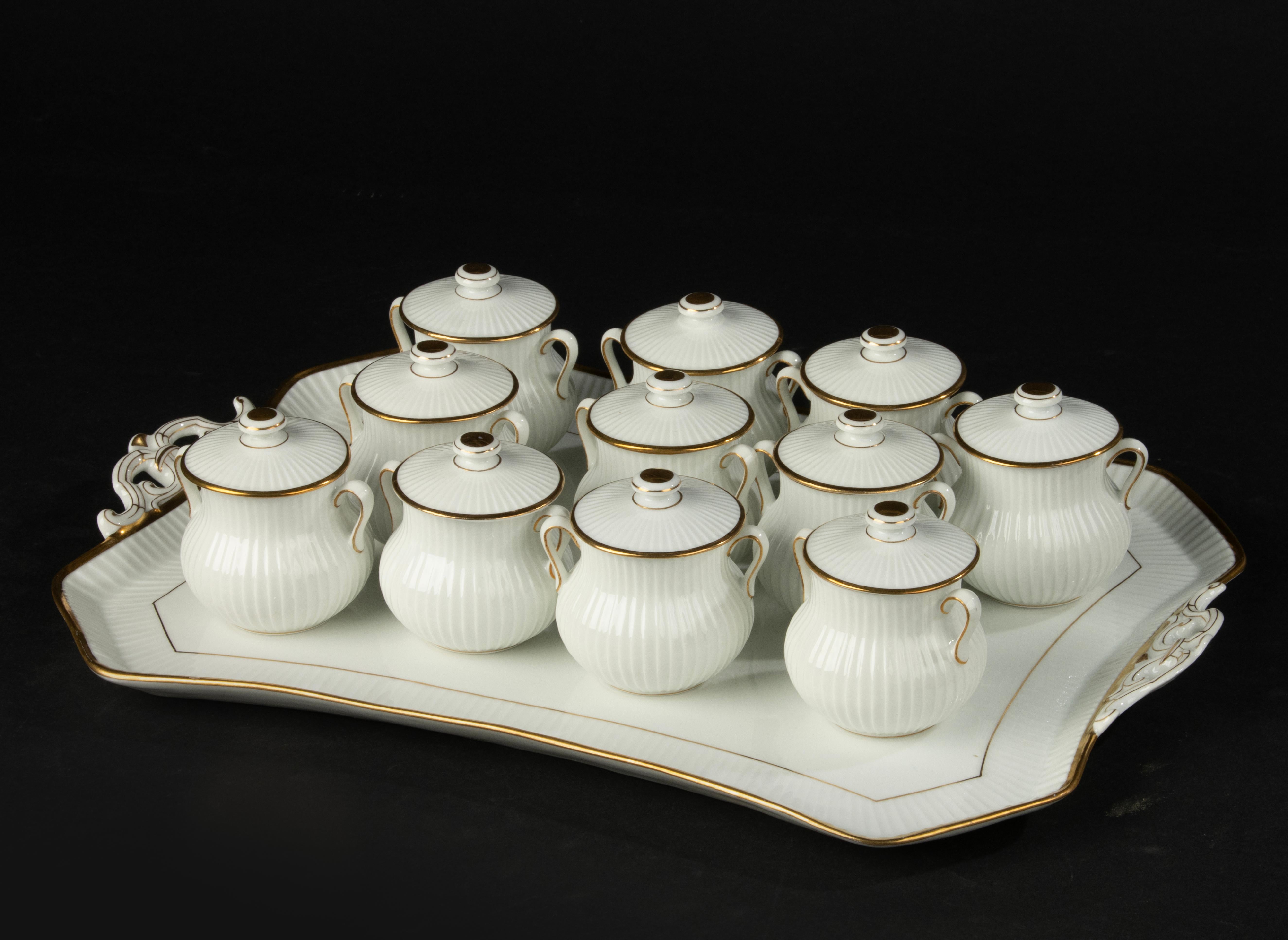 Ein schönes Set antiker Porzellantöpfe zum Servieren von raffinierten Desserts, auch bekannt als 