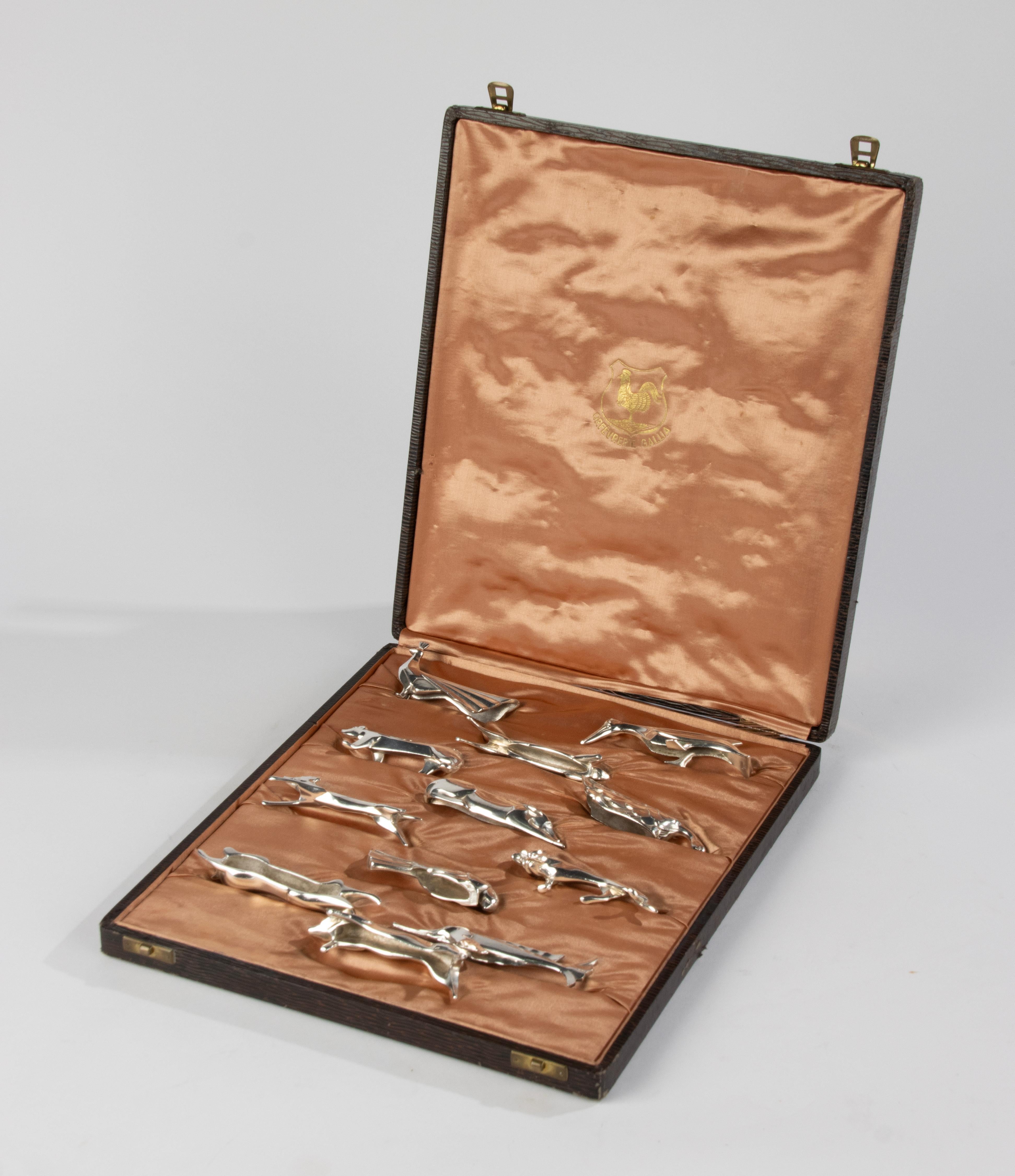 A beautiful set of 12 silver-plated knife rests, from the French brand Gallia - Christofle.
The set is complete and dates from approximately 1930. Beautiful Art Deco design.
The set comes in the original box. All knife rests are clearly marked