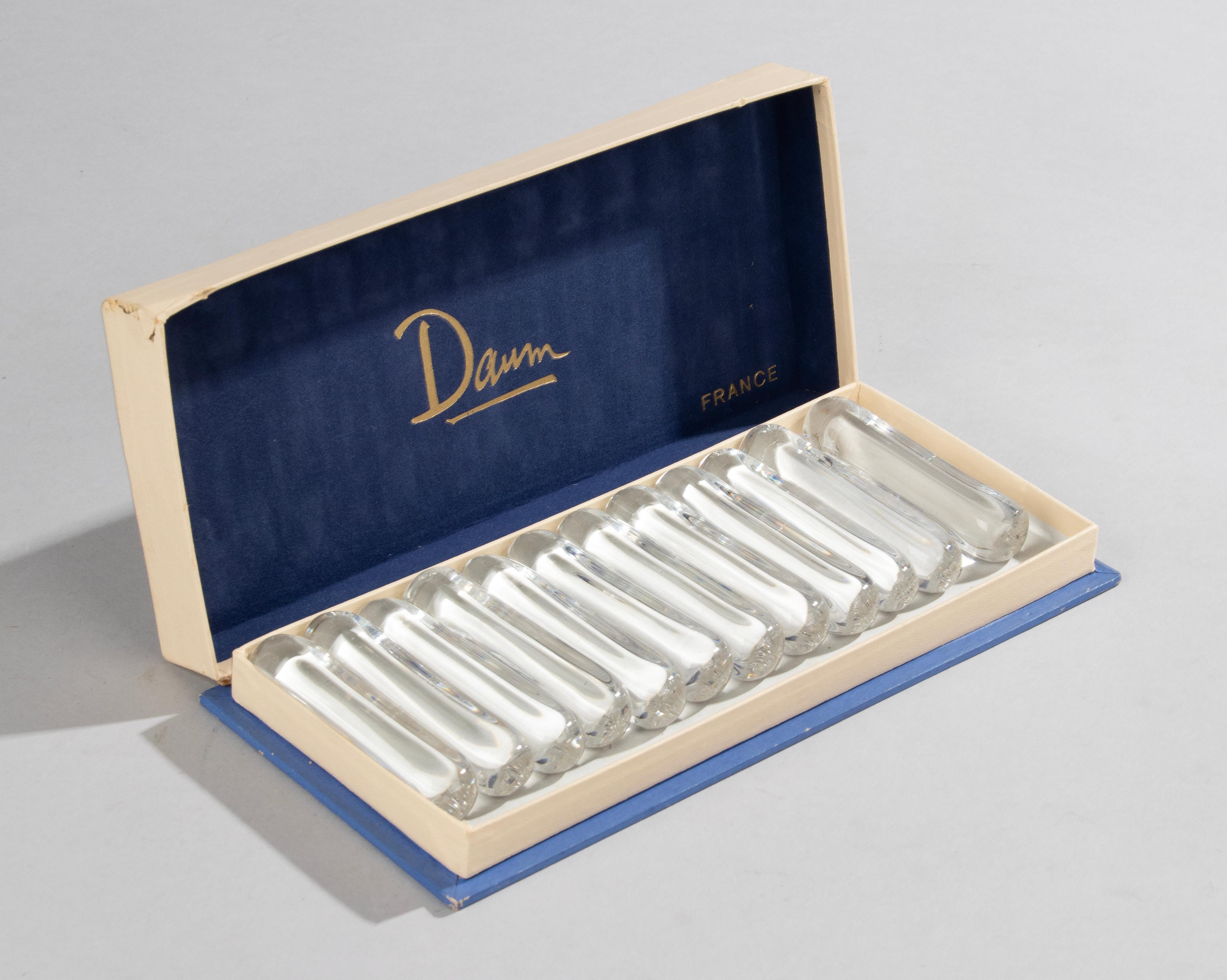 Beautiful set of 12 crystal knife rests from the French brand Daum Nancy. The knife rests have an elegant and simple design, which shows off the quality of the crystal beautifully. It almost looks like drops of water, the crystal is so pure and