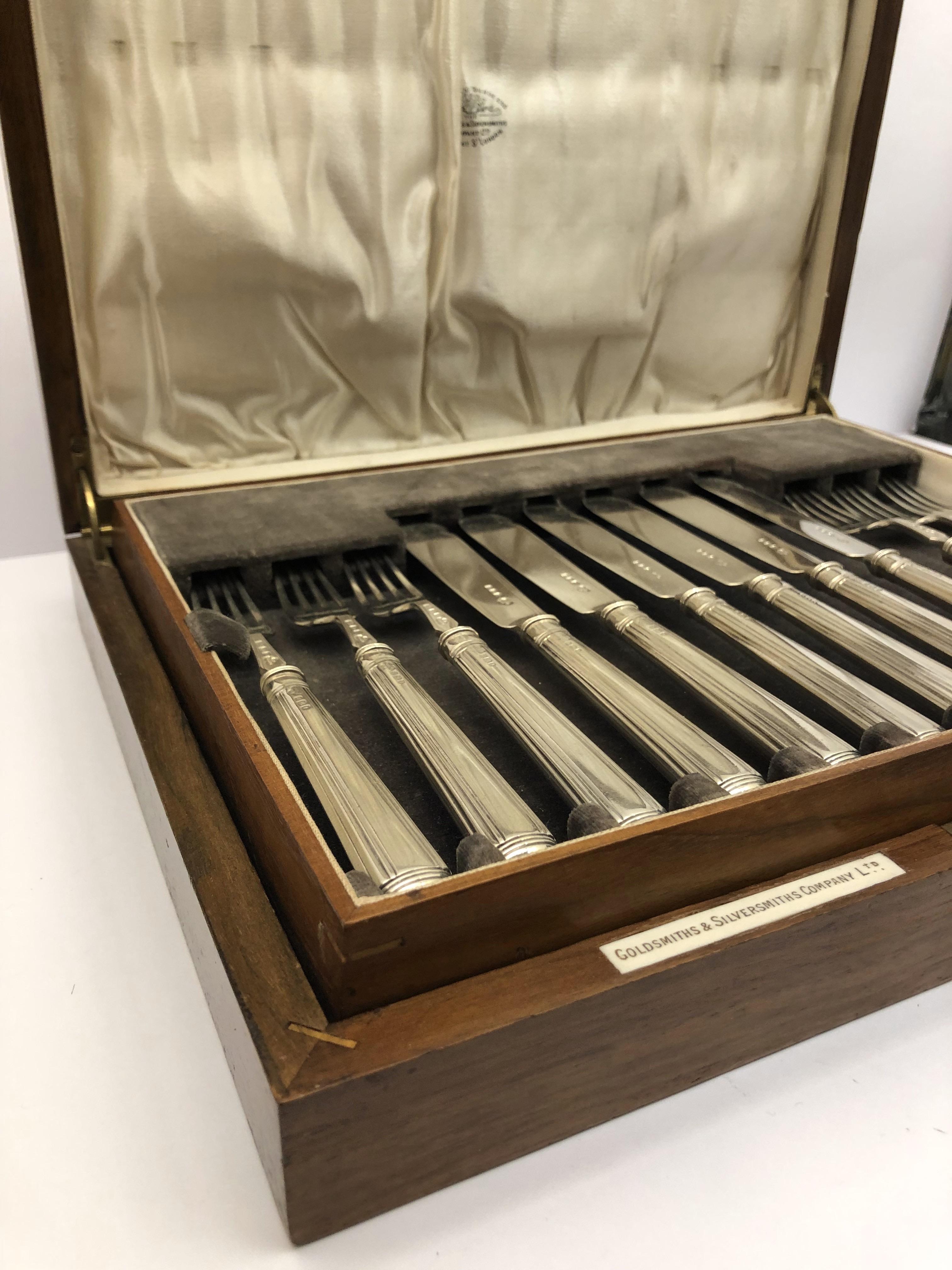 A sterling silver 12 piece silver cutlery set by Goldsmiths & Silversmiths London. England, 1928. 

The set comprises of 6 forks and 6 knives.
