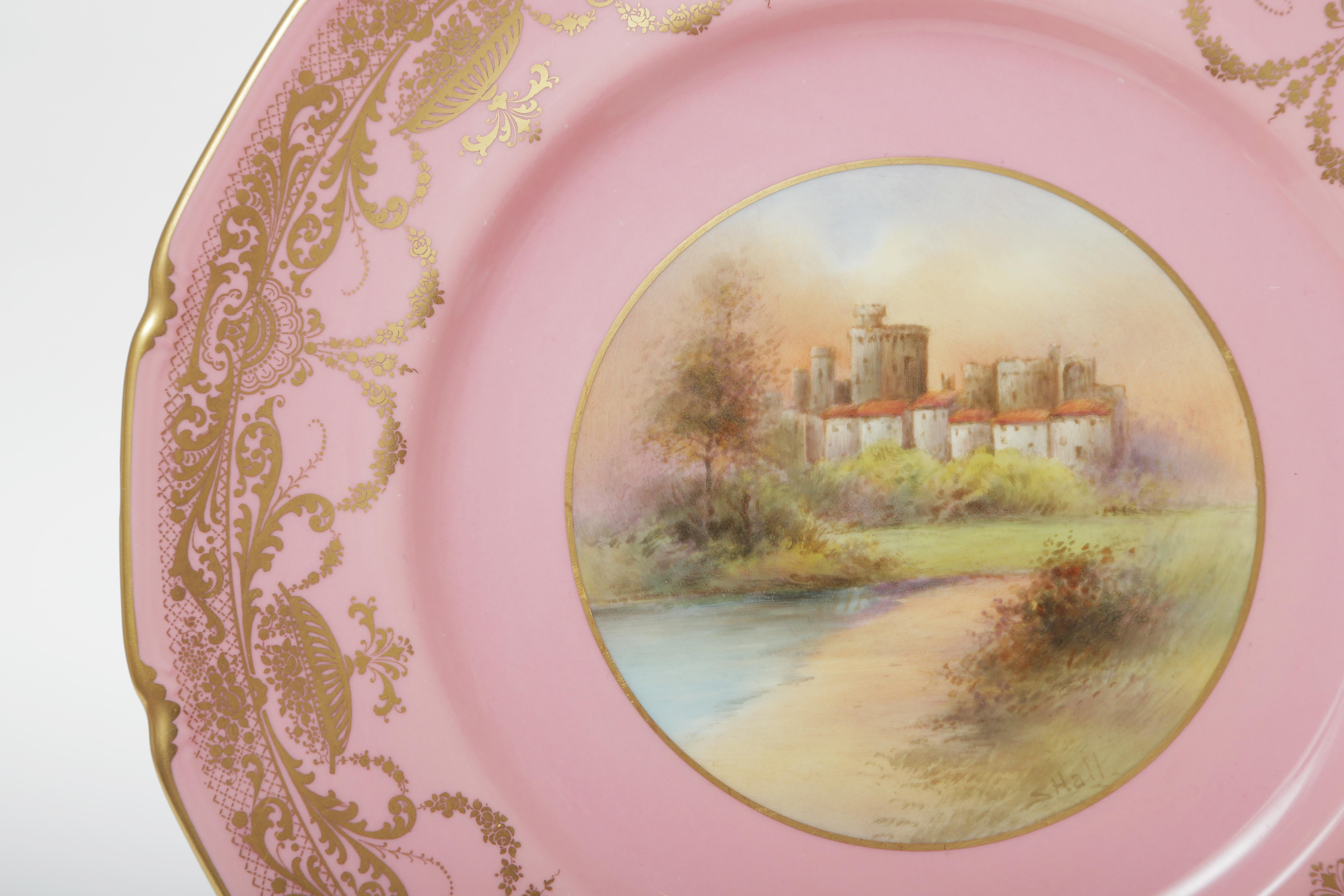 Une vibrante et merveilleuse collection d'assiettes anciennes en porcelaine représentant 12 châteaux britanniques distincts, dont les poinçons au dos des assiettes permettent de les dater d'environ 1912. Peint à la main et signé sur chaque plaque