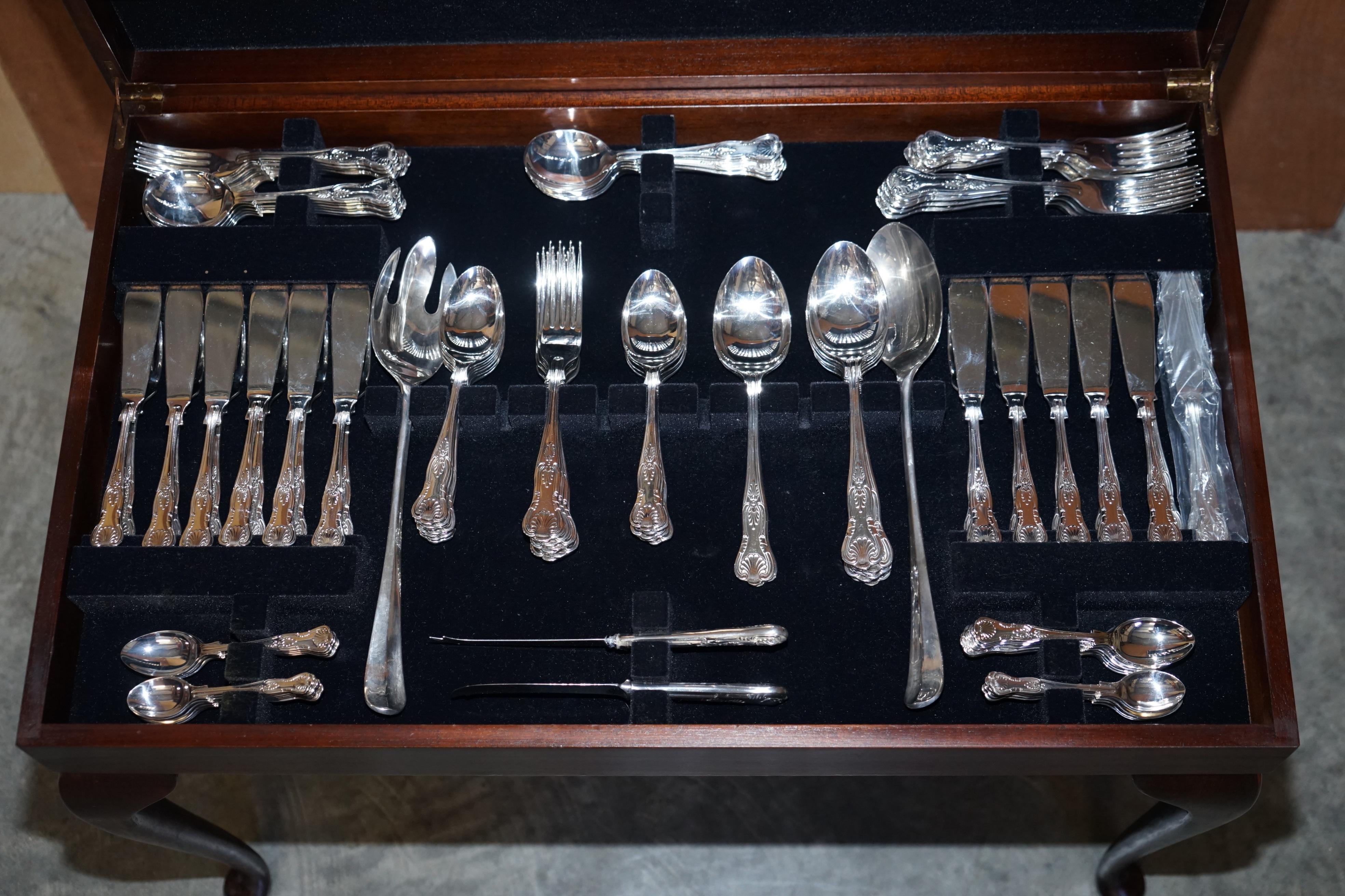 Juego de 12 cubiertos plateados y espn dentro de la mesa de cuero verde en venta 2