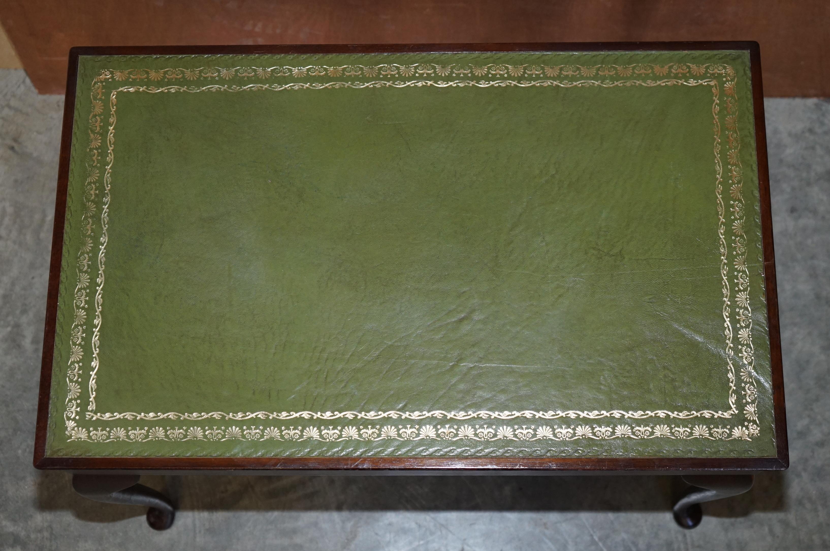 Juego de 12 cubiertos plateados y espn dentro de la mesa de cuero verde Inglés en venta