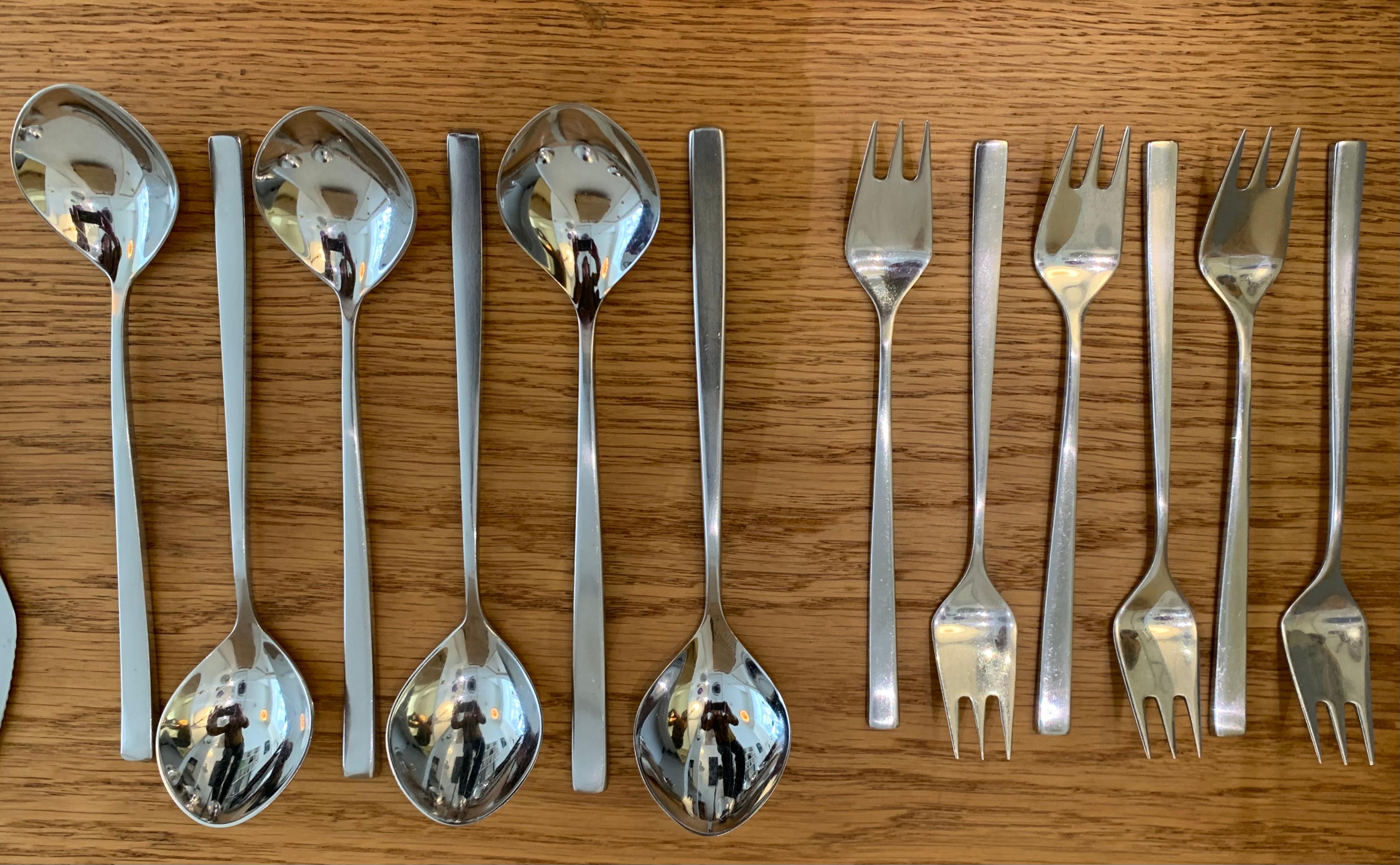 12 place settings 'Fuga' Scandinavian Modern Flatware by Tias Eckhoff, 1962  In Good Condition For Sale In Utrecht, NL