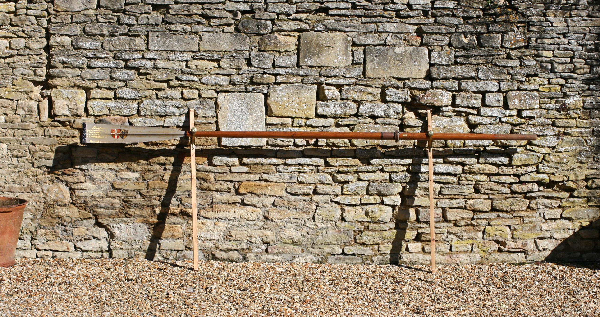 Aviron ancien, Magdalane Collage Cambridge, 1956.
L'aviron tubulaire plein E. Ayling & Sons Ltd., d'une longueur de 12 pieds, est un aviron de présentation traditionnel de l'Université de Cambridge, avec calligraphie dorée et insignes du club et de