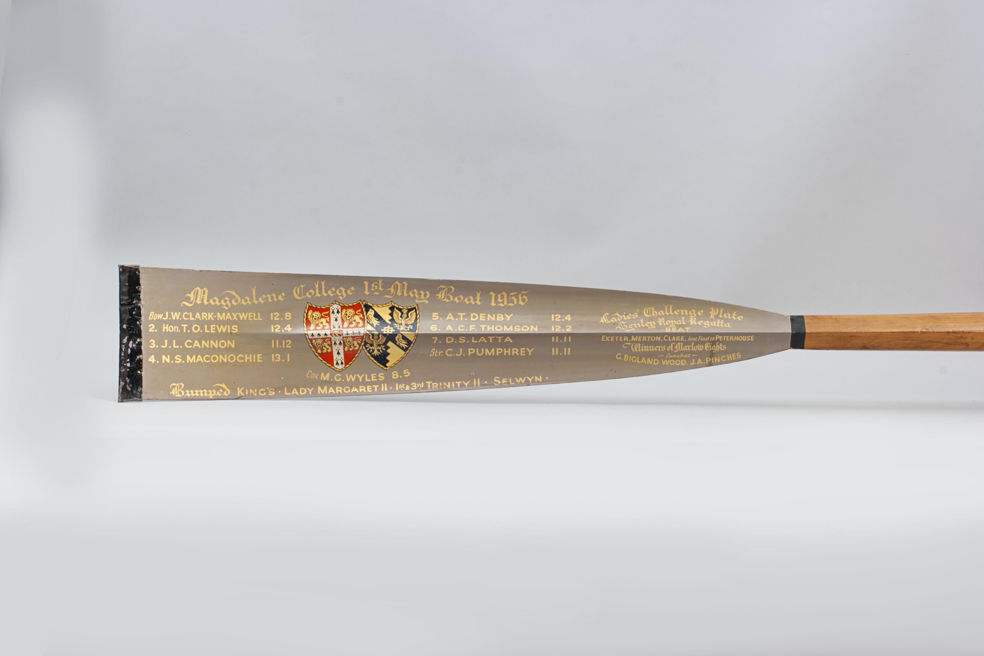 Sporting Art 12' Presentation Rowing Oar Trophy, Magdalane Collage Cambridge 1956 en vente