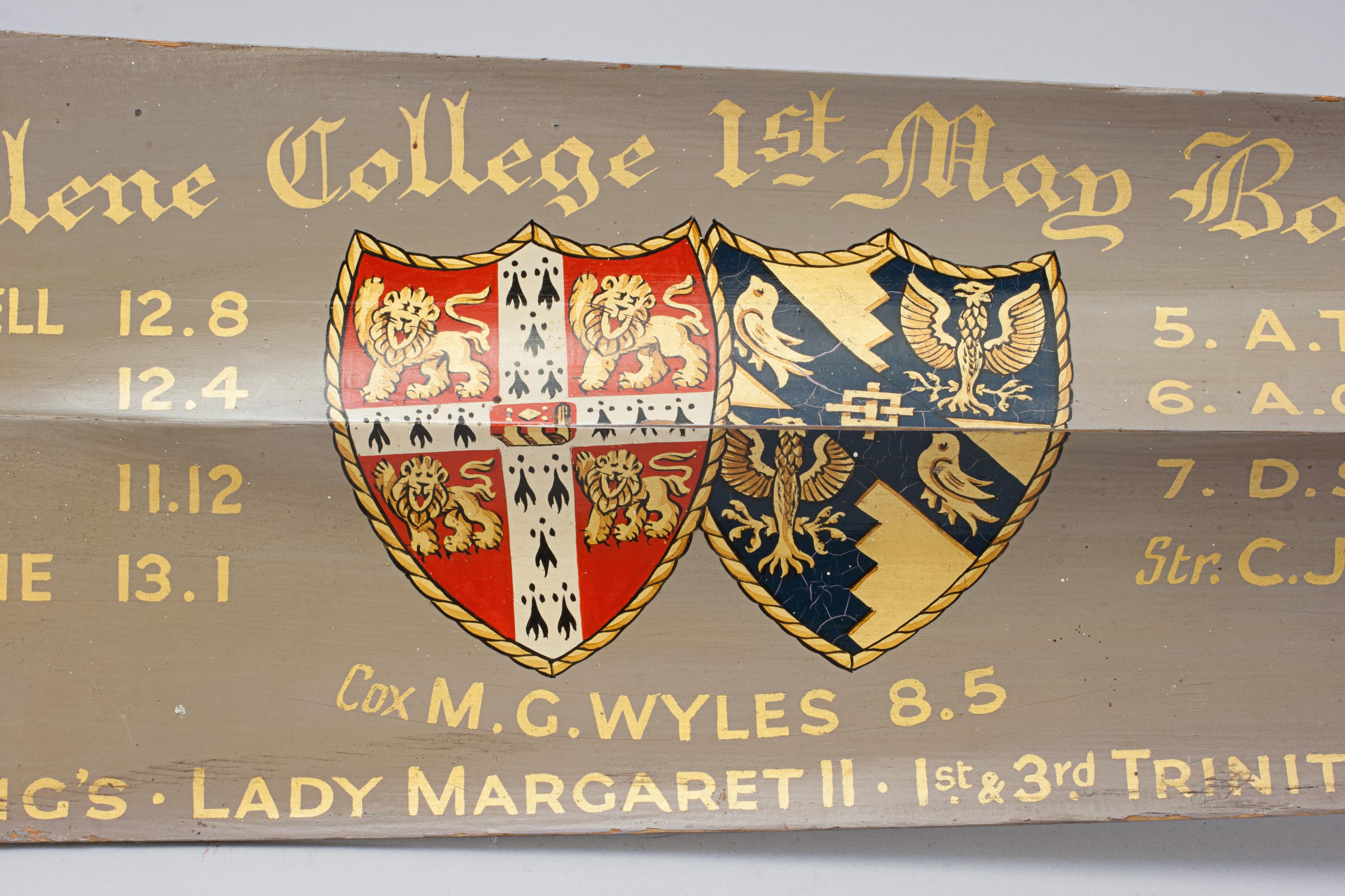 20ième siècle 12' Presentation Rowing Oar Trophy, Magdalane Collage Cambridge 1956 en vente