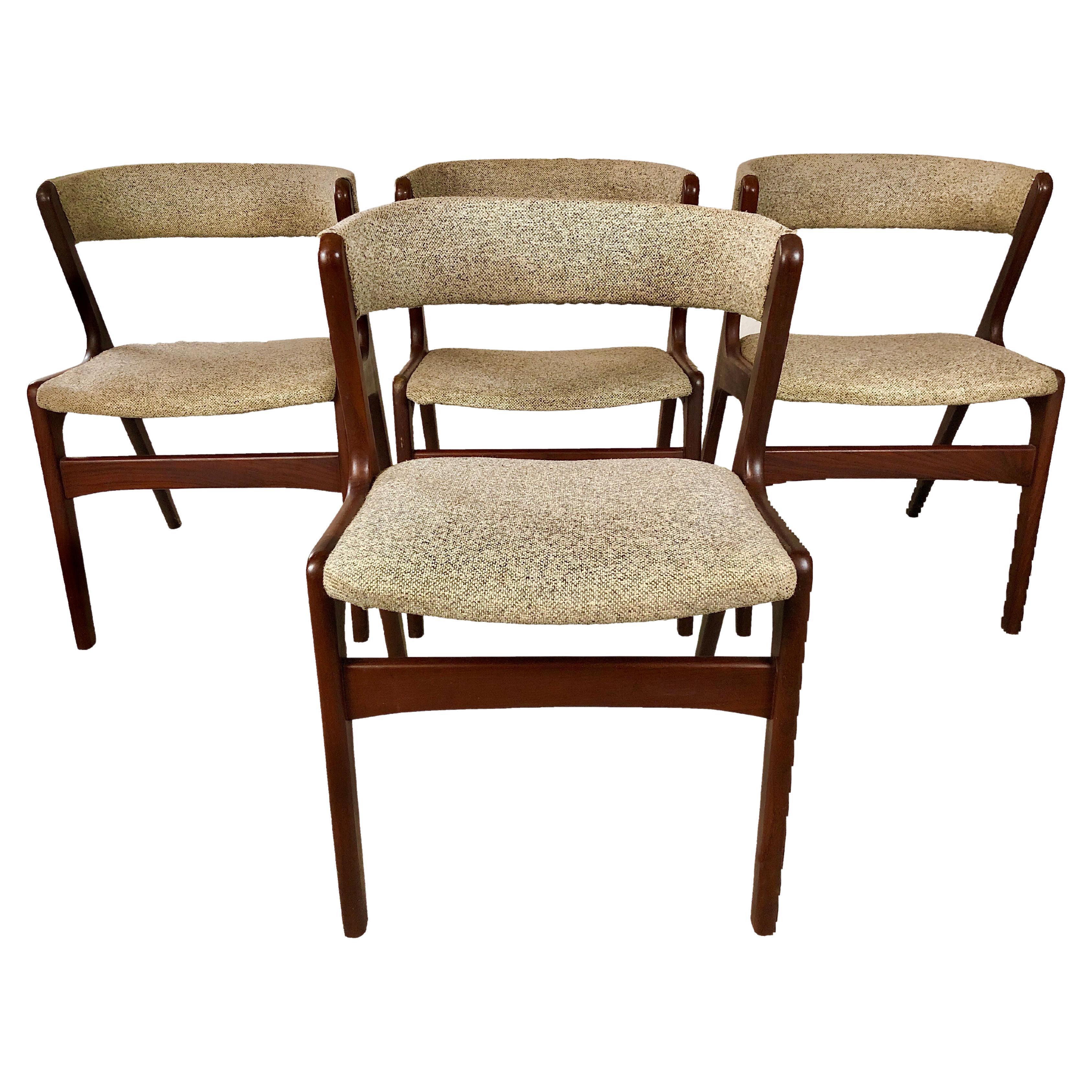 12 sedie da pranzo in teak restaurate di Kai Kristiansen con tappezzeria personalizzata inclusa