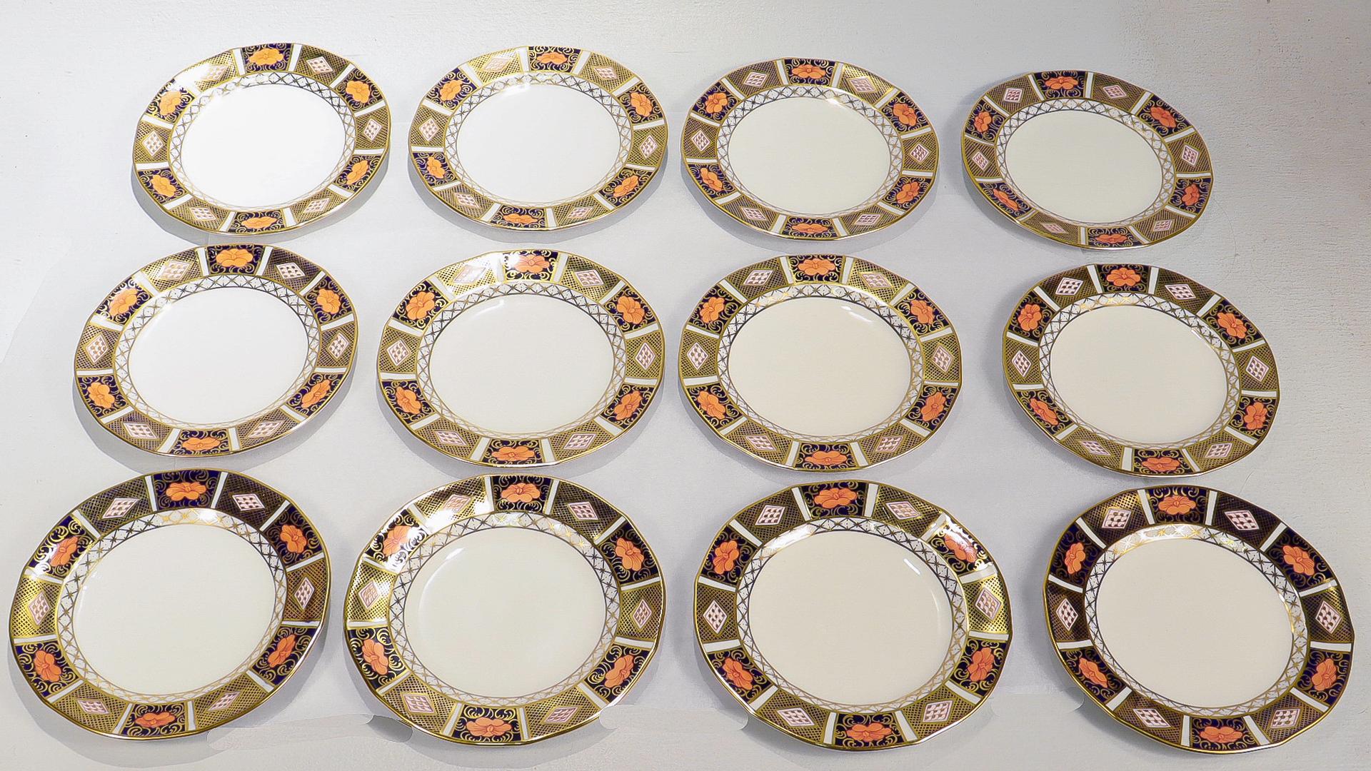 12 Royal Crown Derby Porcelain Border Imari Pattern 8450 Brot & Butter Teller im Zustand „Gut“ im Angebot in Philadelphia, PA