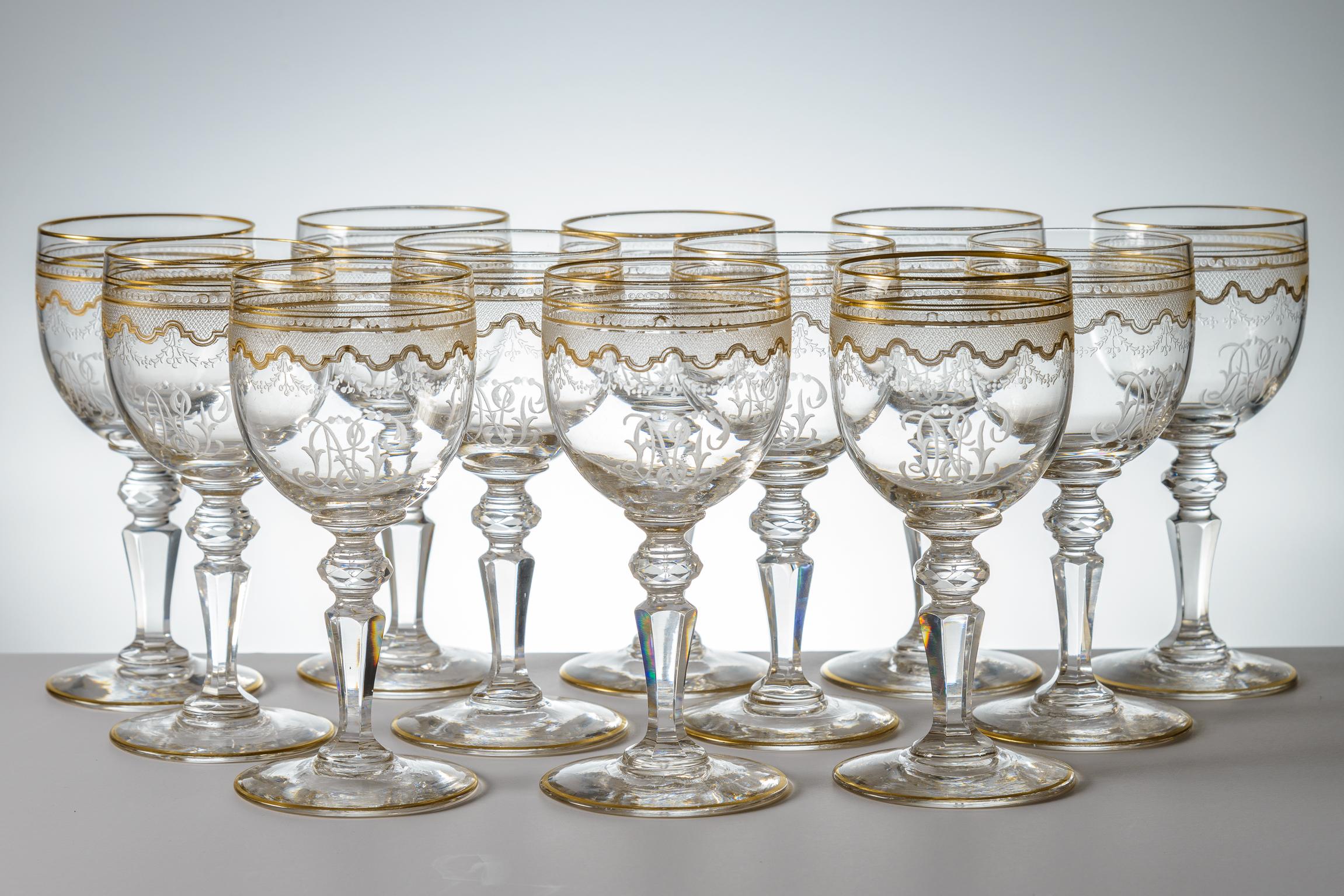 Fait main 12 verres à vin décorés de dorures de Saint Louis avec tiges à nœud taillé, antique en vente