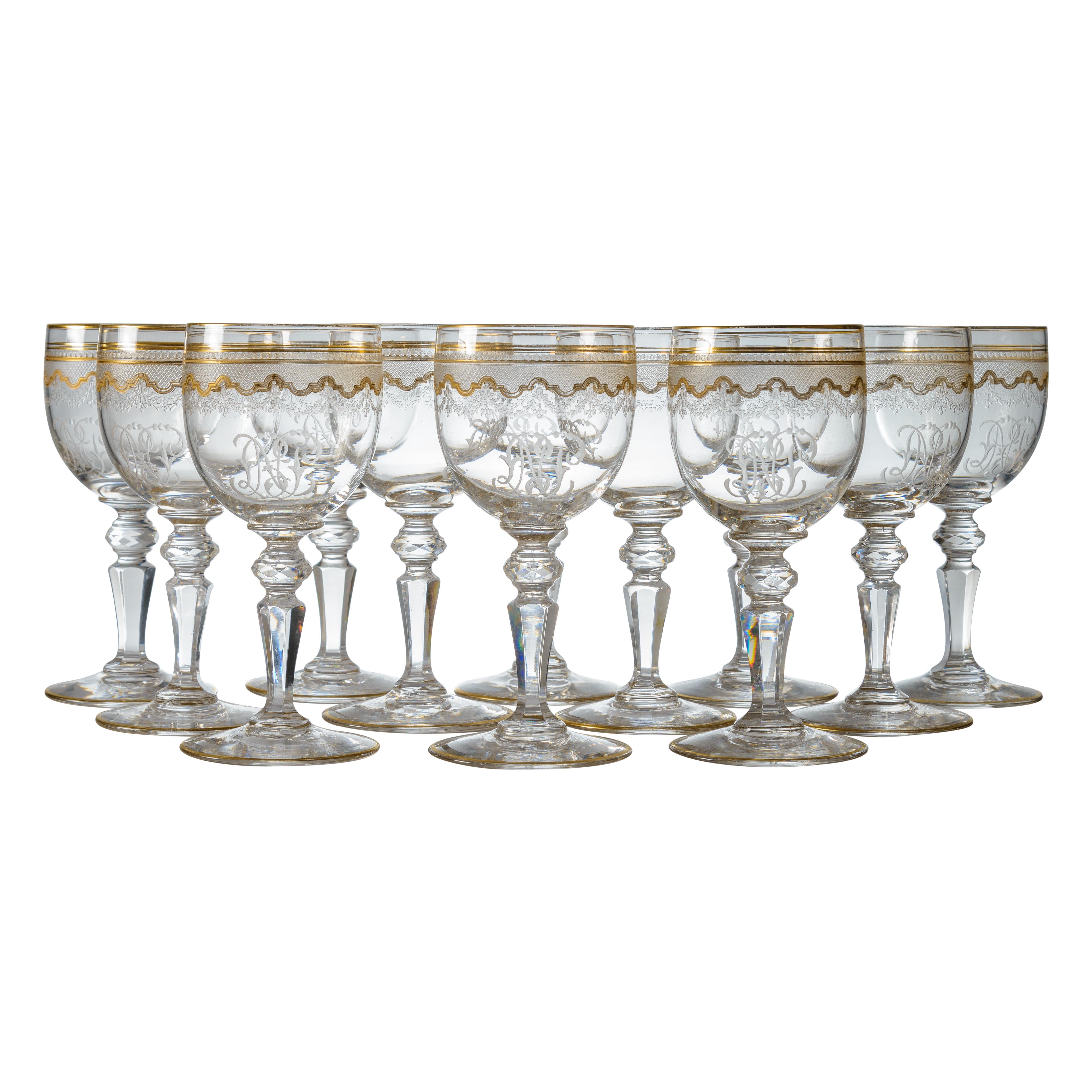 Or 12 verres à vin décorés de dorures de Saint Louis avec tiges à nœud taillé, antique en vente