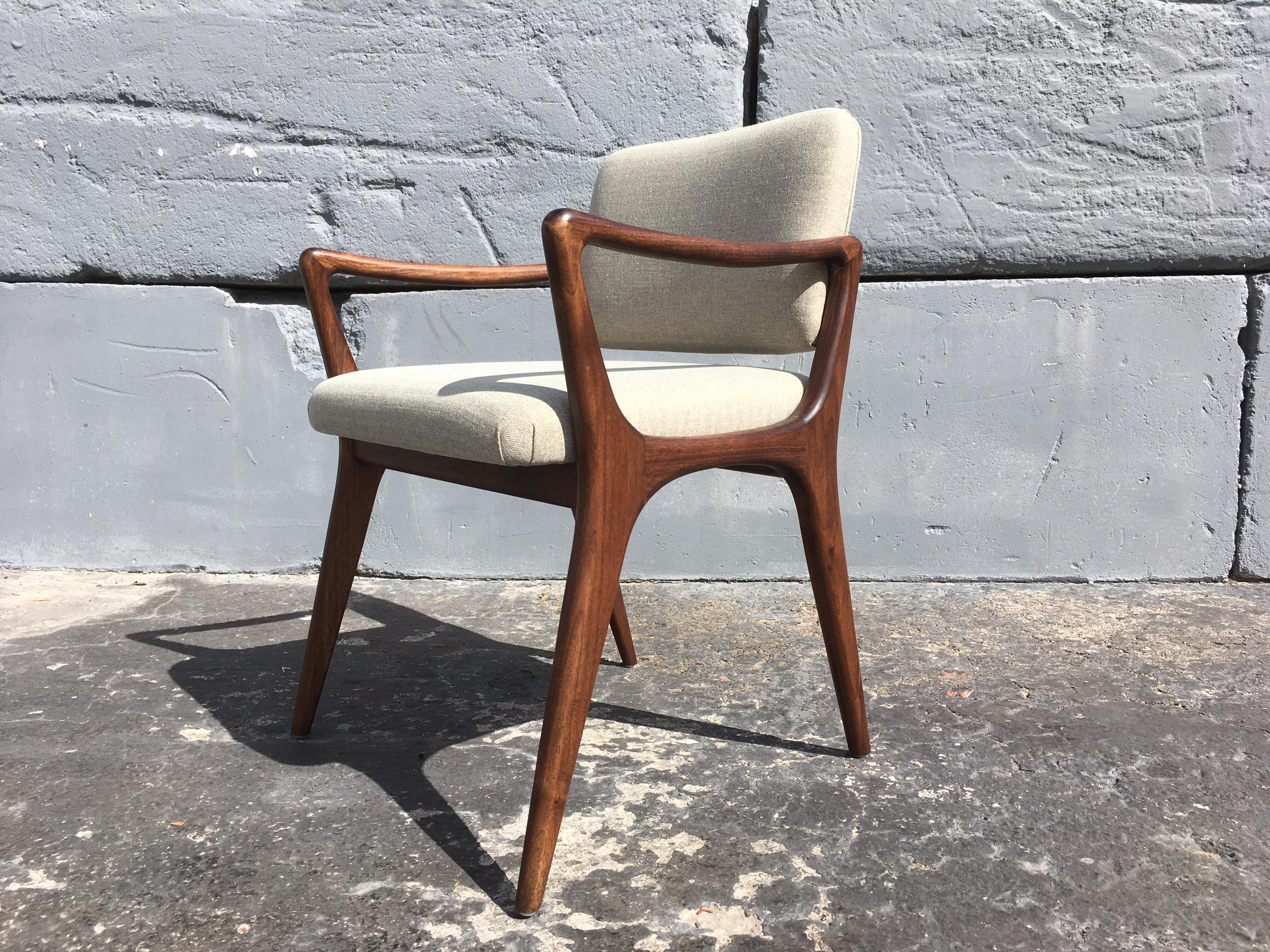 12 Sculptural Dining Arm Chairs in the Style of Gio Ponti For Sale 8
