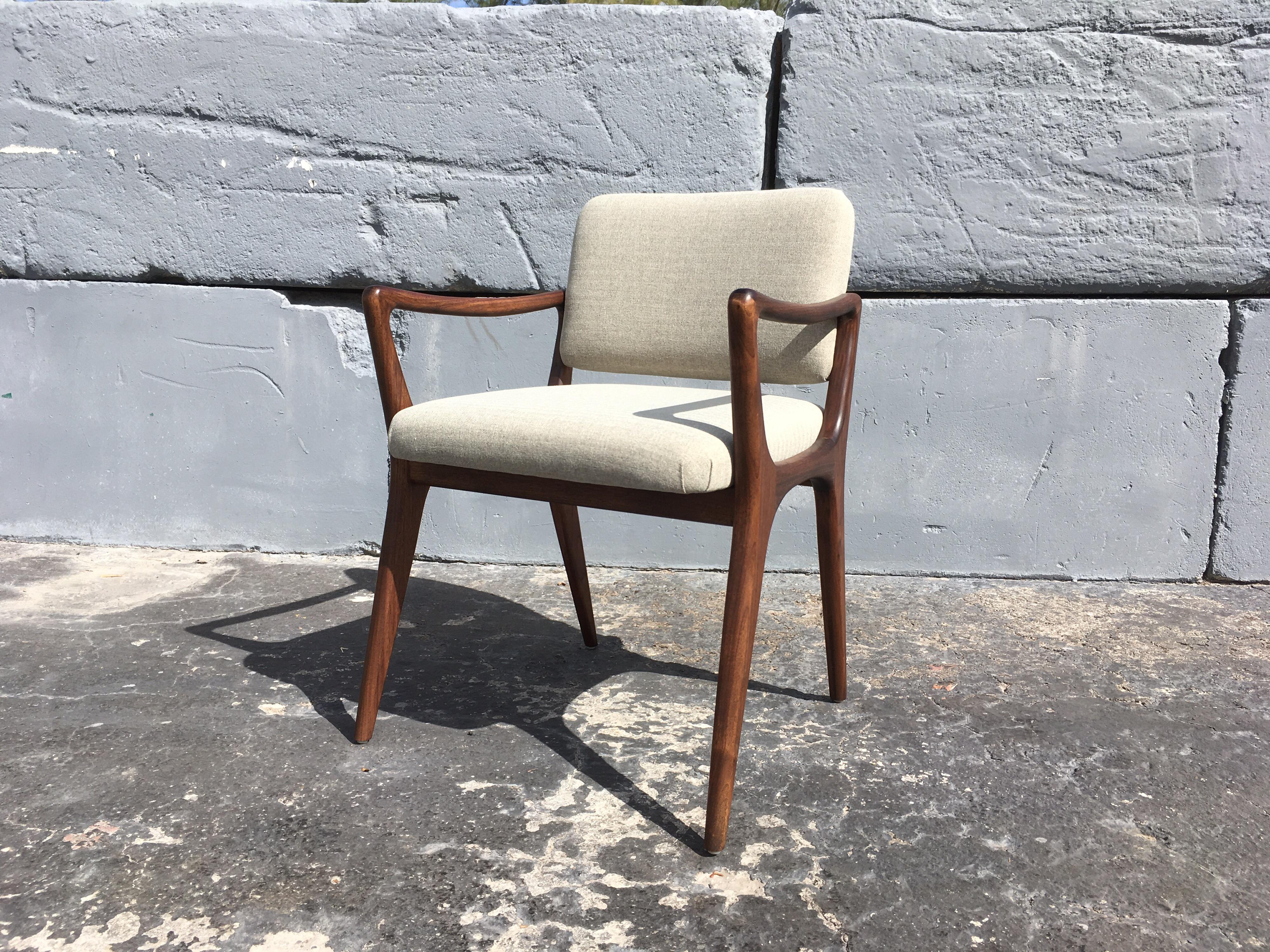 American 12 Sculptural Dining Arm Chairs in the Style of Gio Ponti For Sale
