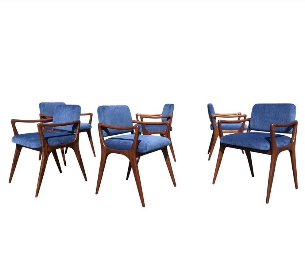 12 Sculptural Dining Arm Chairs in the Style of Gio Ponti In Excellent Condition For Sale In Miami, FL
